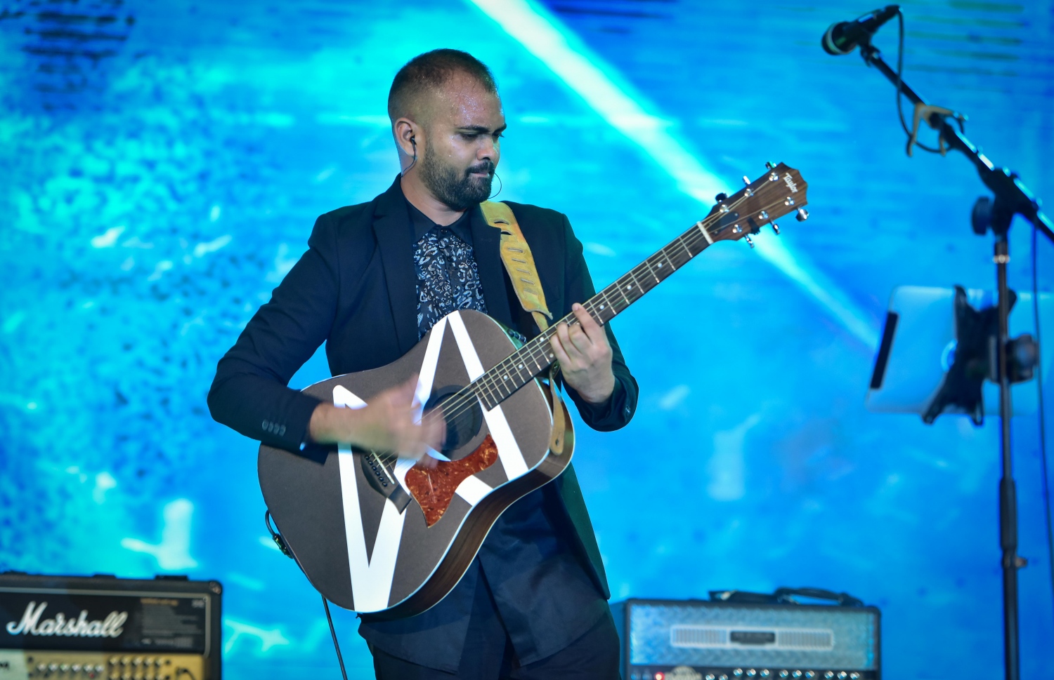 މާލެ: ޖެނުއަރީ 1، 2017: އަލިމަސް ކާނިވަލުގައި ބޭއްވި "ސަނީ ސައިޑް މިއުޒިކް ފެސްޓިވަލް 2017"ގެ ސްޓޭޖް ޝޯގައި މޫޝާން ޕާފޯމް ކުރަނީ.-- ފޮޓޯ: މުހައްމަދު ޝާރުހާން/ މިހާރު