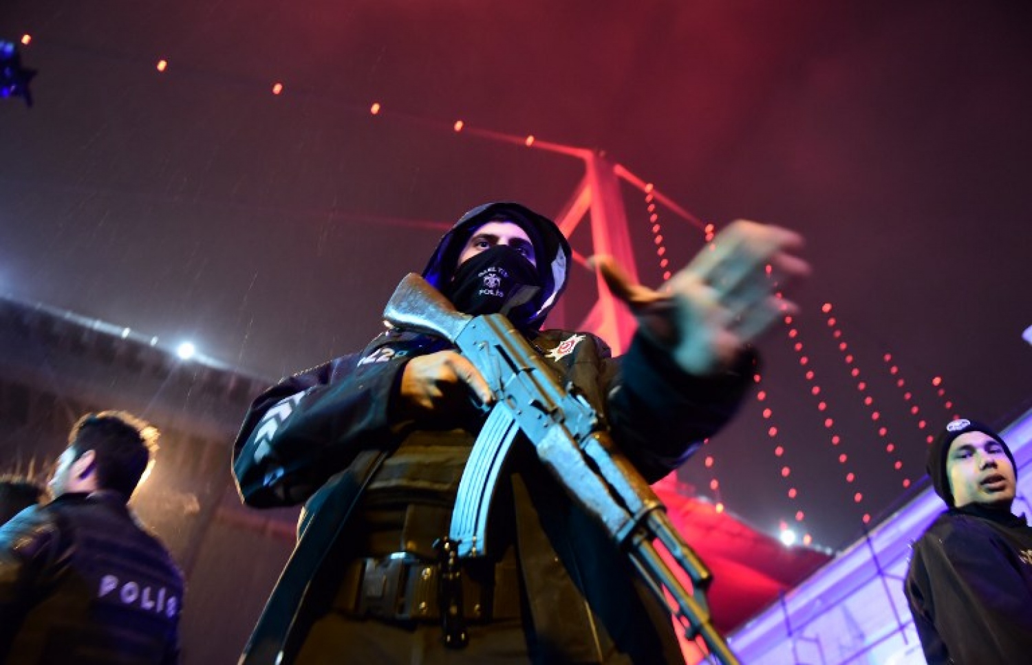 ތުރުކީގެ ނައިޓްކްލަބުގައި ހަމަލާ ދިން ސަރަހައްދު ފުލުހުން ބަލަހައްޓަނީ. --ފޮޓޯ:އޭއެފްޕީ