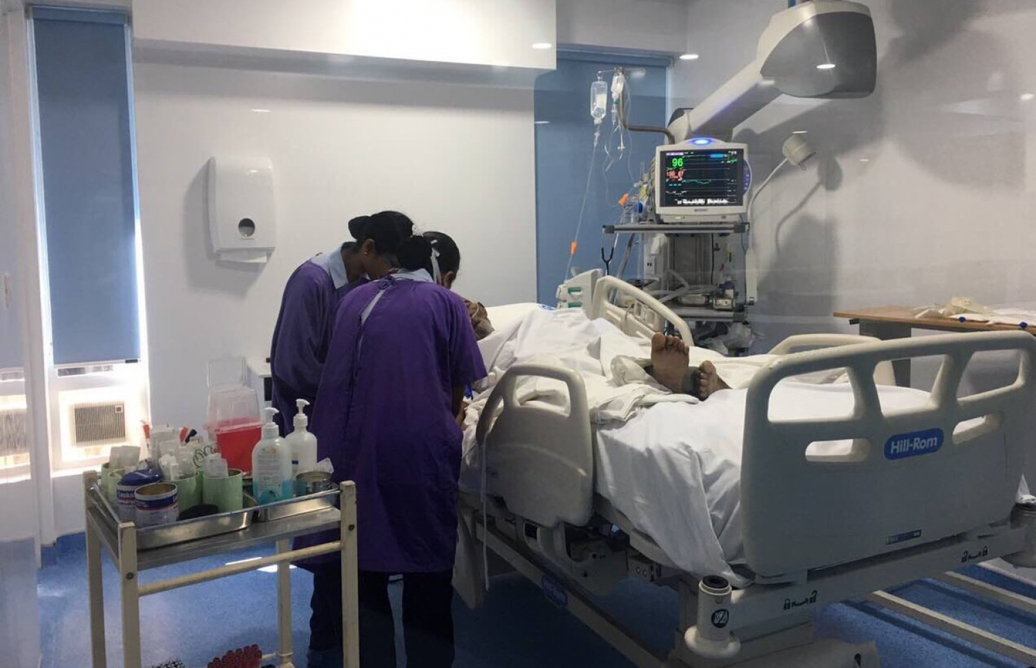 ދެ ނަރުހަކު ބަލި މީހަކަށް ހިދުމަތް ދެނީ: ރަށްރަށުން އަދިވެސް ކުދިކުދި ކަންކަމުގައި މާލެ އަންނަން ޖެހޭ -- ފޮޓޯ: އައިޖީއެމްއެޗް