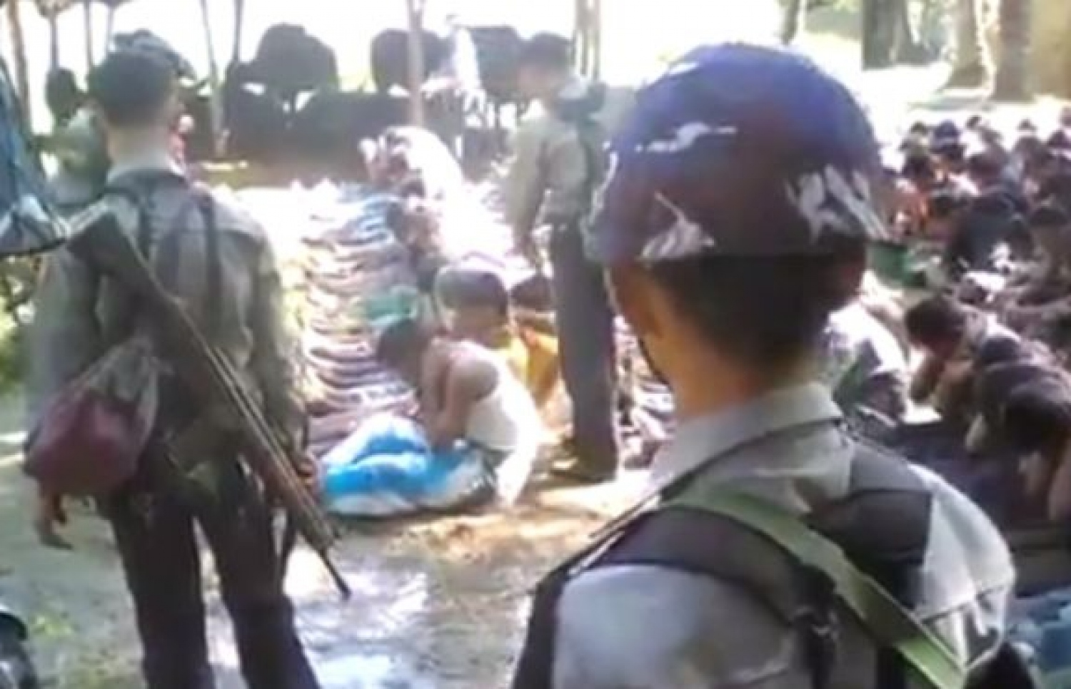 މިއަންމާގެ މުސްލިމުންގެ ބަޔަކު އެތުރުމަށް ފަހު އެ ގައުމުގެ ސިފައިން މުސްލިމުންނަށް އަނިޔާކުރަނިކޮށް ނަގާފައިވާ ވީޑިއޯގެ ސްކްރީން ކެޕްޗާއެއް.