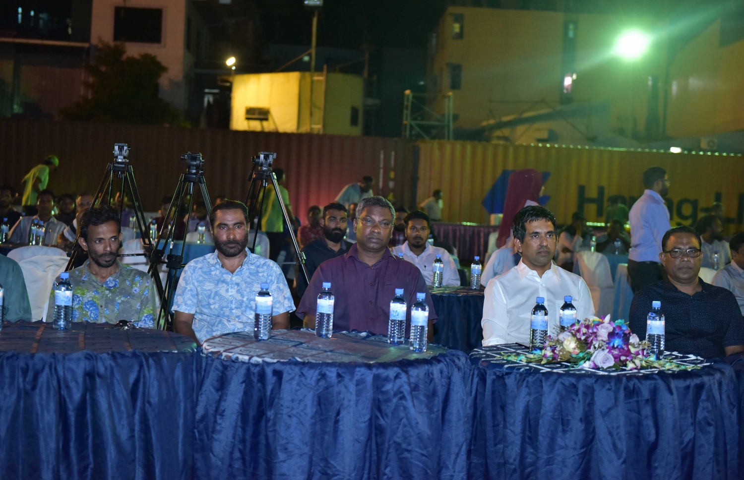 މާލޭގެ ވިޔަފާރި ބަނދަރުގައި ބޭނުންކުރުމަށް އަލަށް ގެނައި ވެހިކަލްތައް އިފުތިތާހު ކުރުމަށް މިރޭ ބޭއްވި ރަސްމިއްޔާތުގައި އިކޮނޮމިކް މިނިސްޓަރު ސައީދާއި އެމްޕީއެލްގެ ސީއީއޯ ޖުނައިދު އަދި ރައްޔިތުންގެ މަޖިލިހުގެ ޕީޕީއެމްގެ ބައެއް މެމްބަރުން ބައިވެރިވެވަޑައިގަންނަވަނީ.---ފޮޓޯ: މުހައްމަދު ޝަރުހާން/މިހާރު