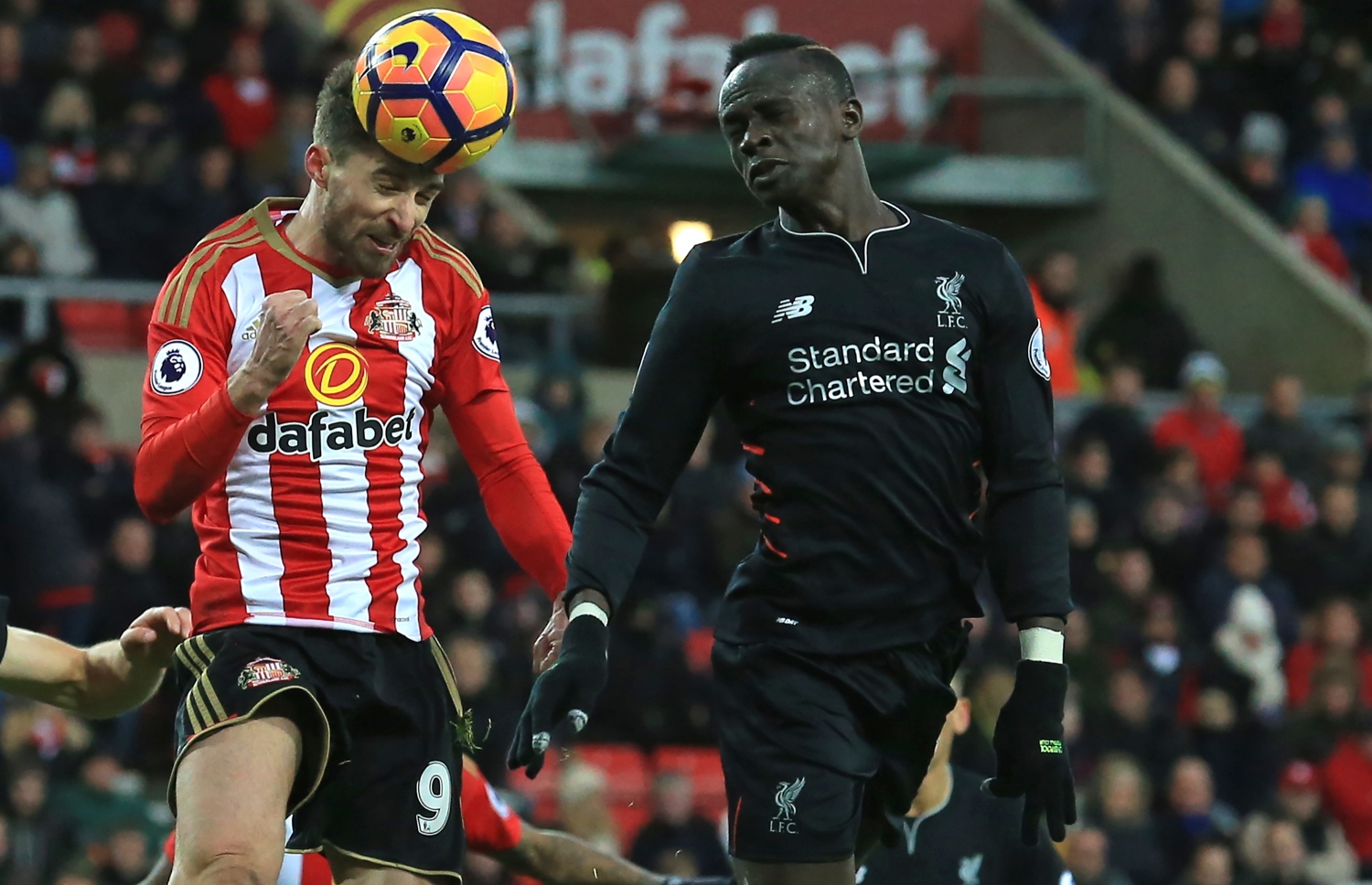 ލިވަޕޫލްގެ މާނޭ (ކ) ކައިިރިން ސަންޑަލެންޑުގެ ބޮރީނީ ބޮލުން ބޯޅަ ފޮނުވާލަނީ.-- ފޮޓޯ: އޭއެފްޕީ