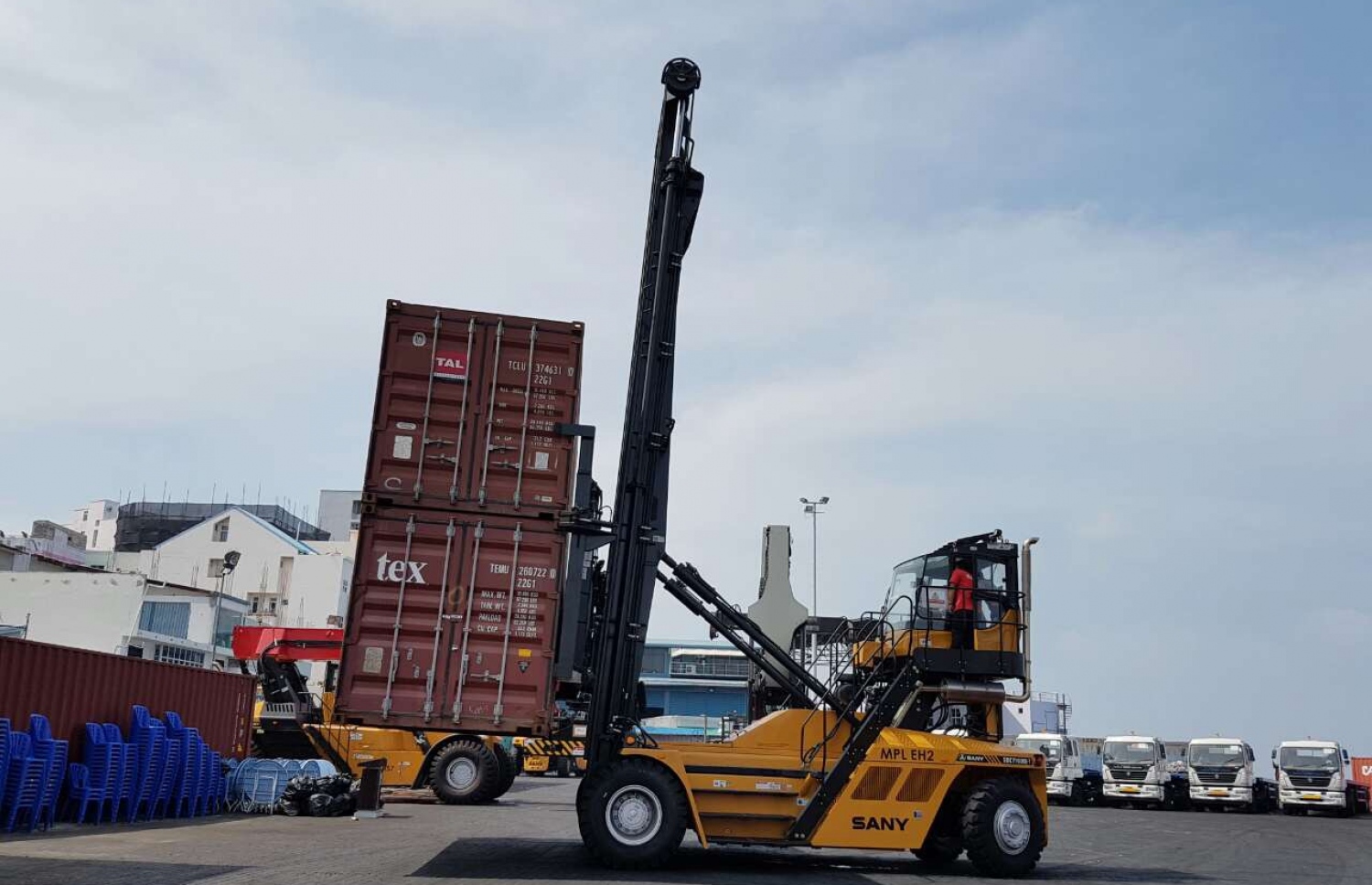 އެމްޕީއެލް އަށް އަލަށް ގެނައި އުޅަނދެއް ބޭނުންކޮށްގެން މުދާ ބޭލުމުގެ މަސައްކަތް ކުރަނީ.-- ފައިލް ފޮޓޯ: މިހާރު