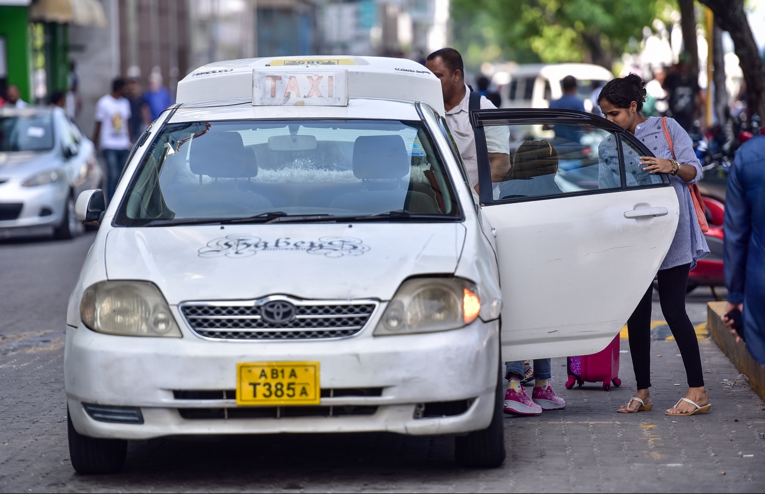 މީހަކު ޓެކްސީއަކަށް އަރަނީ: ޓެކްސީގެ އަދަދު އިތުރުކުރުމުން ޑިމާންޑަށް ވެސް ލުޔެއް ލިބޭނެ ކަމަށް ޓްރާންސްޕޯޓް އޮތޯރިޓީން ދެކޭ. --ފޮޓޯ: ނިޝާން އަލީ/ މިހާރު