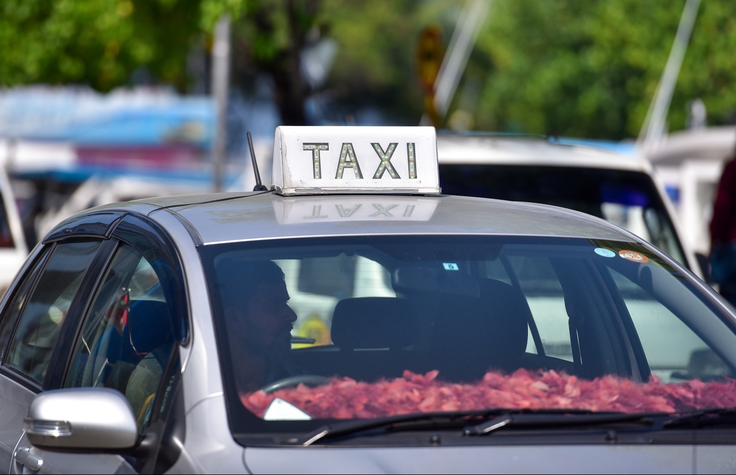 މާލޭގެ ޓެކްސީއެއް: ބްރިޖް ހުރަސްކޮށް ކުރާ ދަތުރުތަކުގައި ޓެކްސީތަކުން ނަގަނީ އެ މީހުން އަމިއްލައަށް ކަނޑައަޅާފައިވާ އަގެއް. ފޮޓޯ: ނިޝާން އަލީ/ މިހާރު