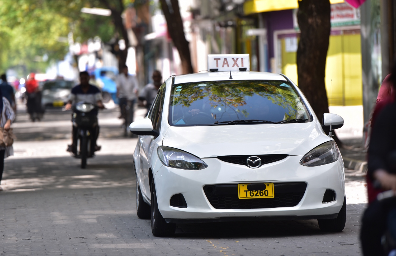 މާލޭގެ މަގެއްގައި ޓެކްސީއެއް މަޑުކޮށްލައިގެން-- މިހާރު ފައިލް ފޮޓޯ