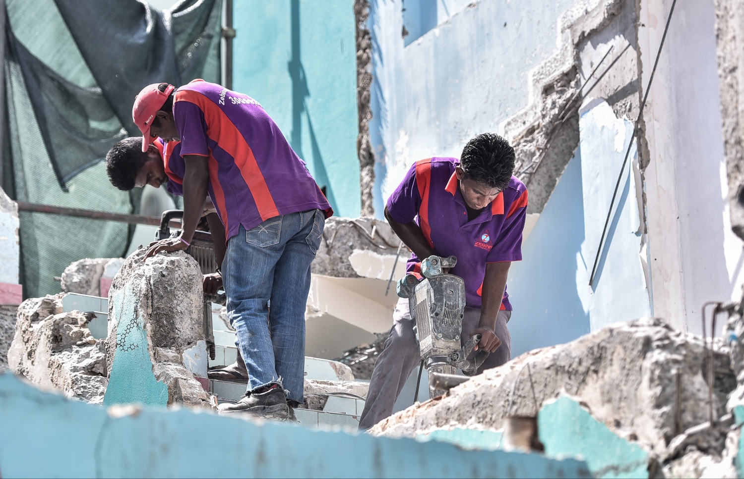 އިމާރާތެއް ތަޅާލުމުގެ މަސައްކަތުގައި ބިދޭސީންތަކެއް ހަރަކާތްތެރިވަނީ: ބައެއް ކޮންސްޓްރަކްޝަން ކުންފުނިތަކަށް ފައިސާ ނުލިބޭތީ ދަރަނިވެރިވުމުގެ ބިރު ބޮޑު .-- ފޮޓޯ: ނިޝާން އަލީ/ މިހާރު