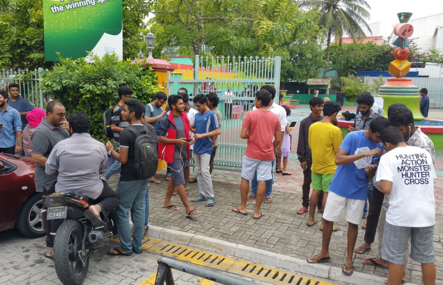 ކުޑަކުދިންގެ ބަގީޗާ ކައިރީގައި ކުދިންތަކެއް: ބަގީޗާ ހުޅުވާ ގަޑި ވަނީ އިތުރުކޮށް ދީފައި.