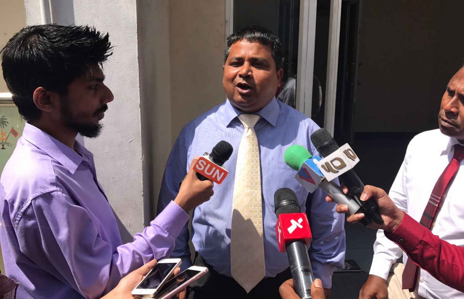 ގައުމީ ލަފާ ދޭ ކޮމެޓީގެ ބައްދަލުވުމަށް ފަހު ޖުމްހޫރީ ޕާޓީގެ ނައިބު ރައީސް ޑރ. ހުސެއިން ރަޝީދު ހަސަން ނޫސްވެރިންނާ ވާހަކަ ދައްކަވަނީ. --ފޮޓޯ: މުހައްމަދު ޝަރުހާން