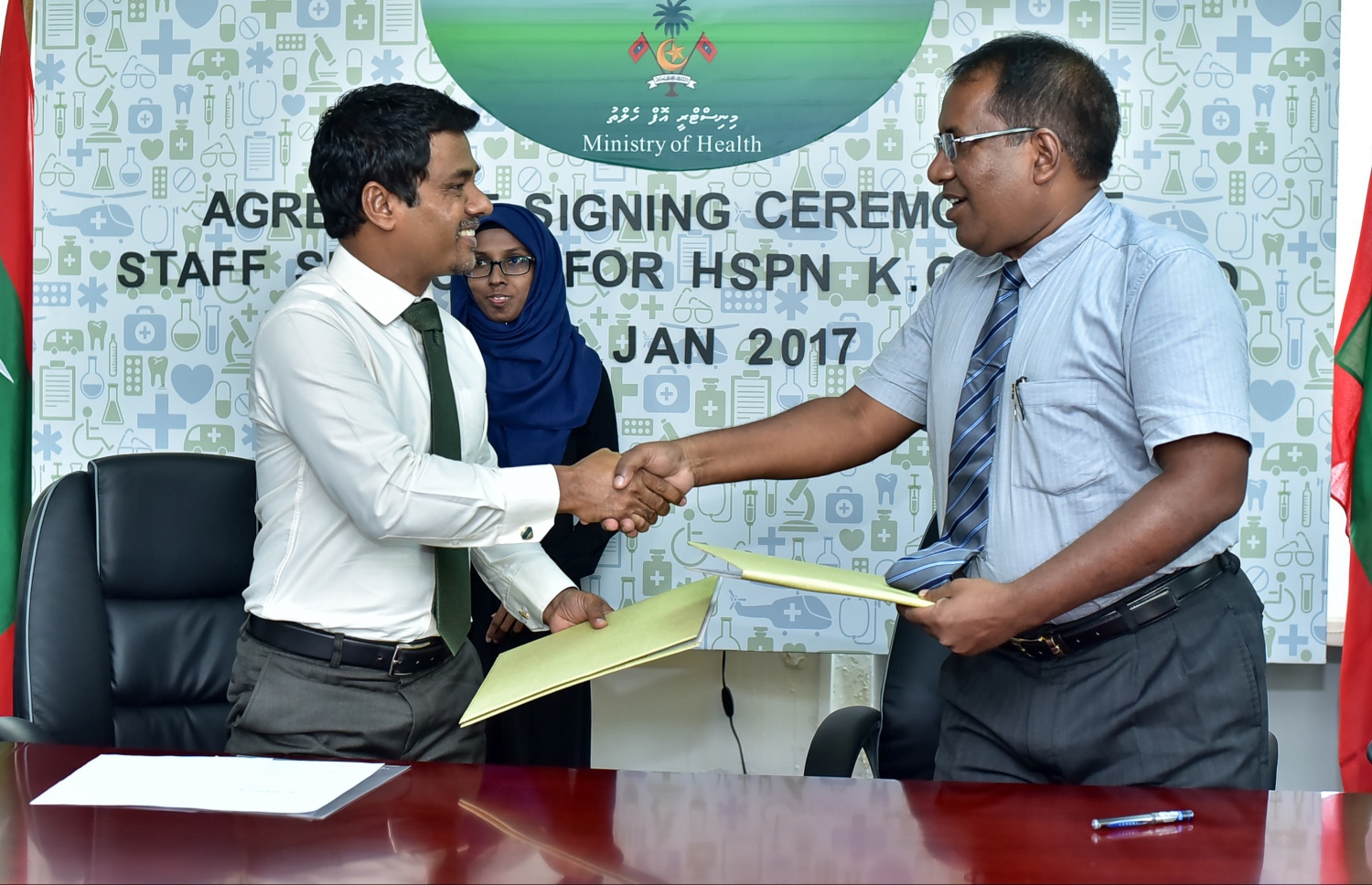 ހާއްސަ އެހީ އަށް ބޭނުންވާ މީހުންގެ މަރުކަޒަށް ކެއާ ވޯކާއެއް ސްޕޮންސާ ކޮށްދިނުމުގެ އެއްބަސްވުމުގައި މޫކައި ހޮޓެލް އާ އެކު ސޮއި ކުރެއްވުމަށް ފަހު ހެލްތު މިނިސްޓަރު ނާޒިމް (ވ) އާއި މޫކައި ހޮޓެލްގެ އެސިސްޓެންޓް މެނޭޖަރު މުހައްމަދު ފަހީމް ލިޔުން ބަދަލު ކުރައްވަނީ. --ފޮޓޯ: ނިޝާން އަލީ/ މިހާރު