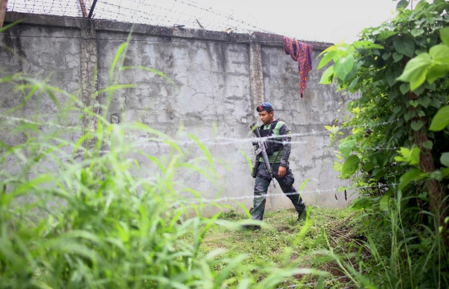 ފިލިޕީންސް އިން ގައިދީން ފިލި ޖަލުގެ ސަރަހައްދު ފުލުހުން ބަލަހައްޓަނީ. --ފޮޓޯ:އޭއެފްޕީ