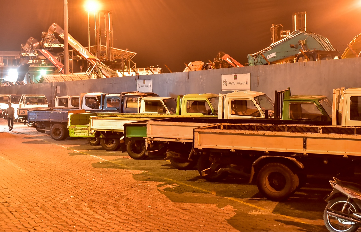 މާލޭގެ ވިޔަފާރި ބަނދަރު ސަރަހައްދުން ބޮޑުތަކުރުފާނު މަގުގައި ޕާކްކޮށްފައި ހުރި ޕިކަޕްތަކަކާއި ލޮރީތަކެއް.  --ފޮޓޯ ނިޝާން އަލީ/މިހާރު