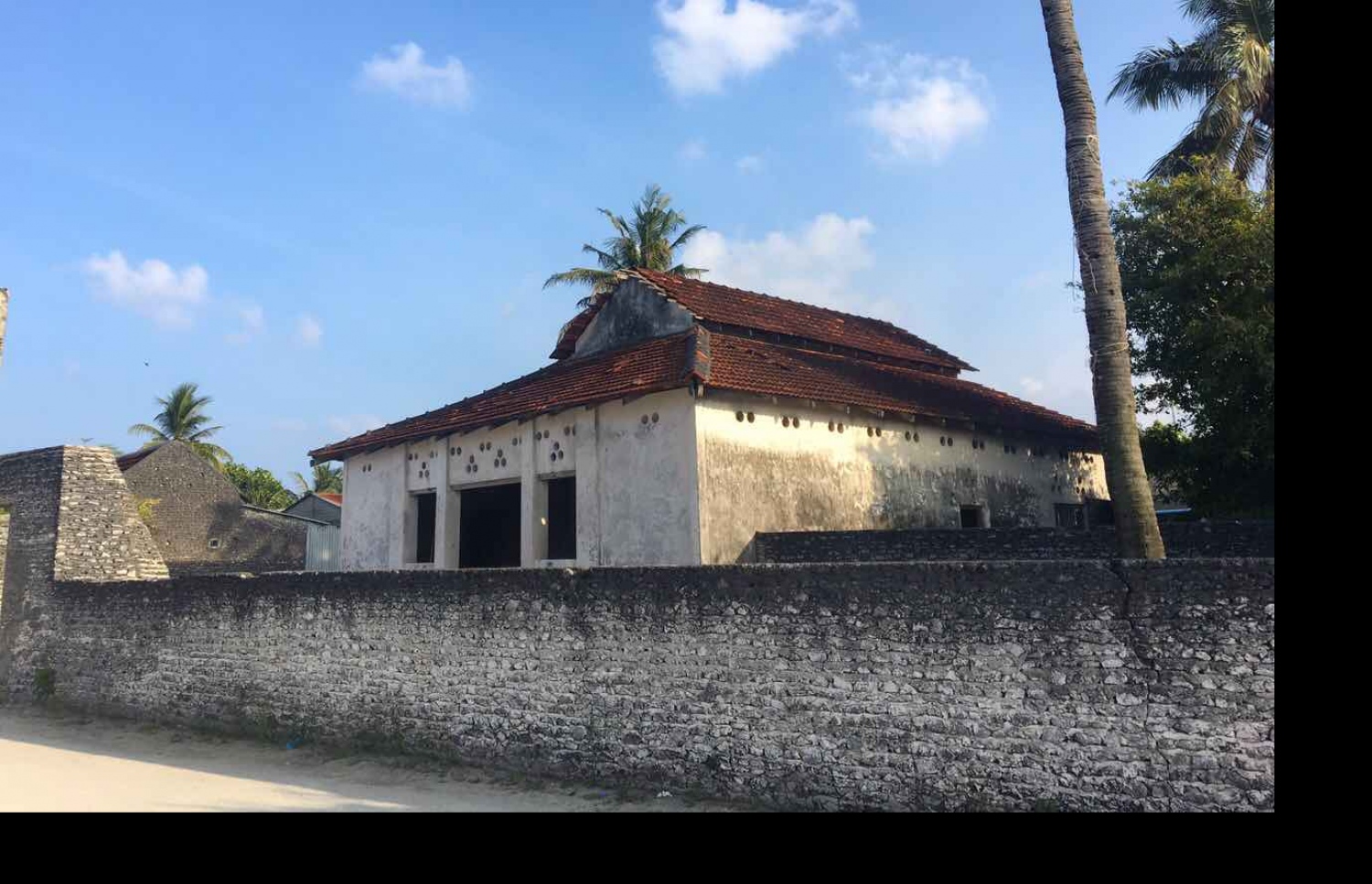 ބޮޑުފެންވަޅުގޭ ސީދީ މަކުނުދުއަށް އަރުވާލާފައި ހުންނެވި އިރު ބިނާކުރެއްވި "ގަނޑުވަރު": މިތަން މިހާރު ވަނީ ވަރަށް ބޮޑަށް ވީރާނާ ވެފައި-- ފޮޓޯ: އައިމިނަތު ޝިފްލީން/ މިހާރު