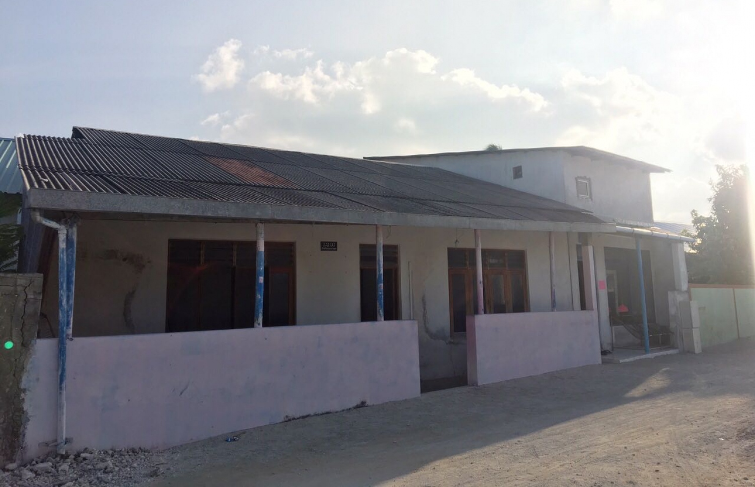 މަކުނުދޫގައި މައުމޫން ދިރިއުޅުއްވި ގުލްހަޒާރުގެ: އެމަނިކުފާނު ގިނަ ވަގުތު ހޭދަ ކުރެއްވީ ގޭތެރޭގަ އާއި ރަށުގެ އަތިރިމަތީގައި ކަމަށް ރަށުގެ މީހުން ބުނޭ-- ފޮޓޯ: އައިމިނަތު ޝިފްލީން/ މިހާރު