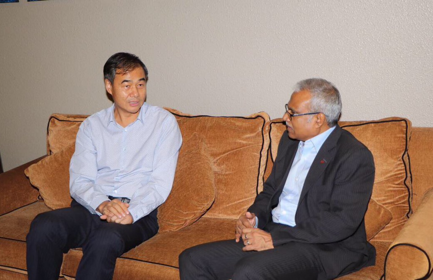 ފޮރިން މިނިސްޓަރު އާސިމް (ކ) ޗައިނާ އަށް ފުރާވަޑައިގަތުމުގެ ކުރިން، ރާއްޖޭގައި ހުންނަވާ ޗައިނާގެ ސަފީރު (ވ) މިނިސްޓަރާ ބައްދަލުކުރައްވަނީ.-- ފޮޓޯ: ފޮރިން މިނިސްޓަރު