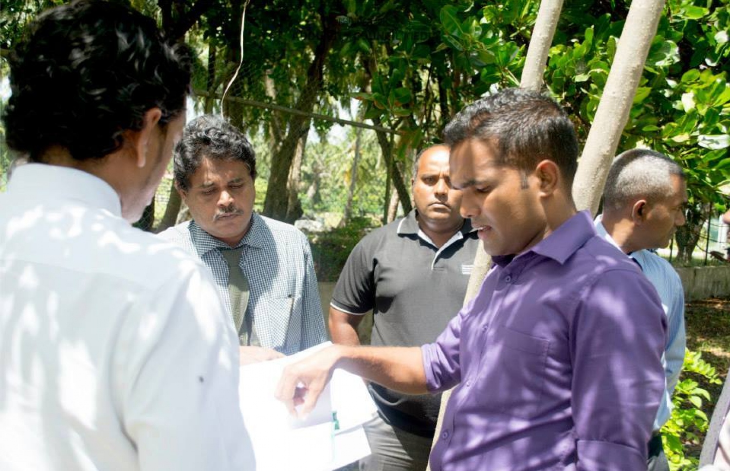 ފުލުހުންގެ ޕޮލިސް އެކަޑެމީ އަޅަން ނިންމާފައިވާ ބިމާ ބެހޭ ގޮތުން ކަމާ ގުޅޭ ބޭފުޅުން މަޝްވަރާ ކުރައްވަނީ. ފޮޓޯ: އައްޑޫ ސިޓީ ކައުންސިލް