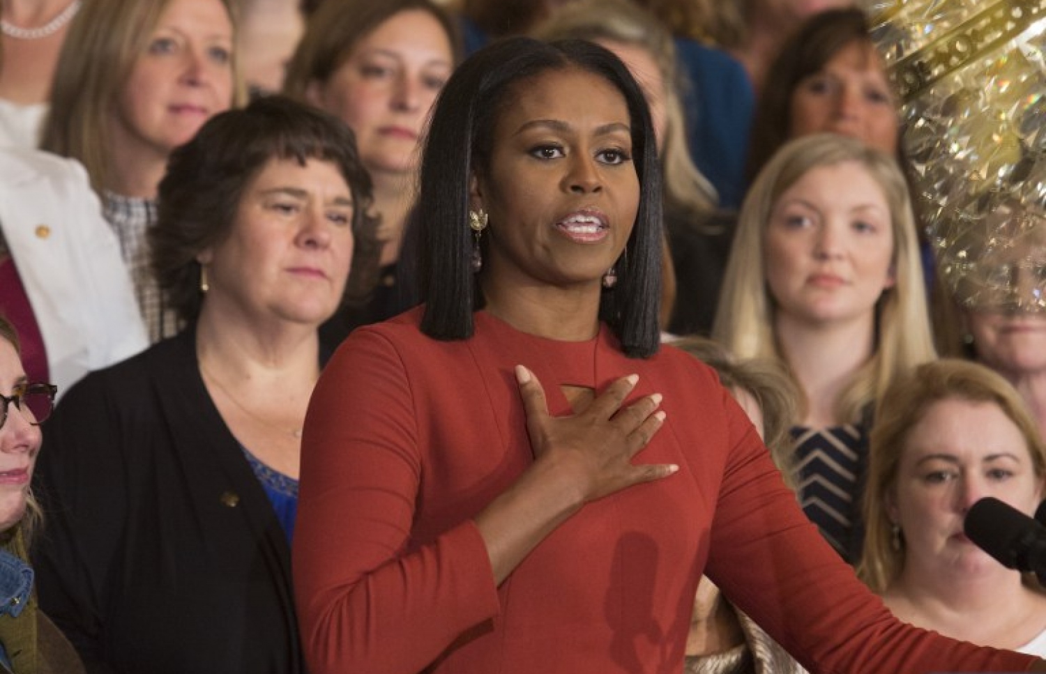 ވައިޓް ހައުސްގައި ބޭއްވި އިވެންޓުގައި މިޝޭލް އޮބާމާ ވާހަކަ ދައްކަވަނީ. --ފޮޓޯ:އޭއެފްޕީ