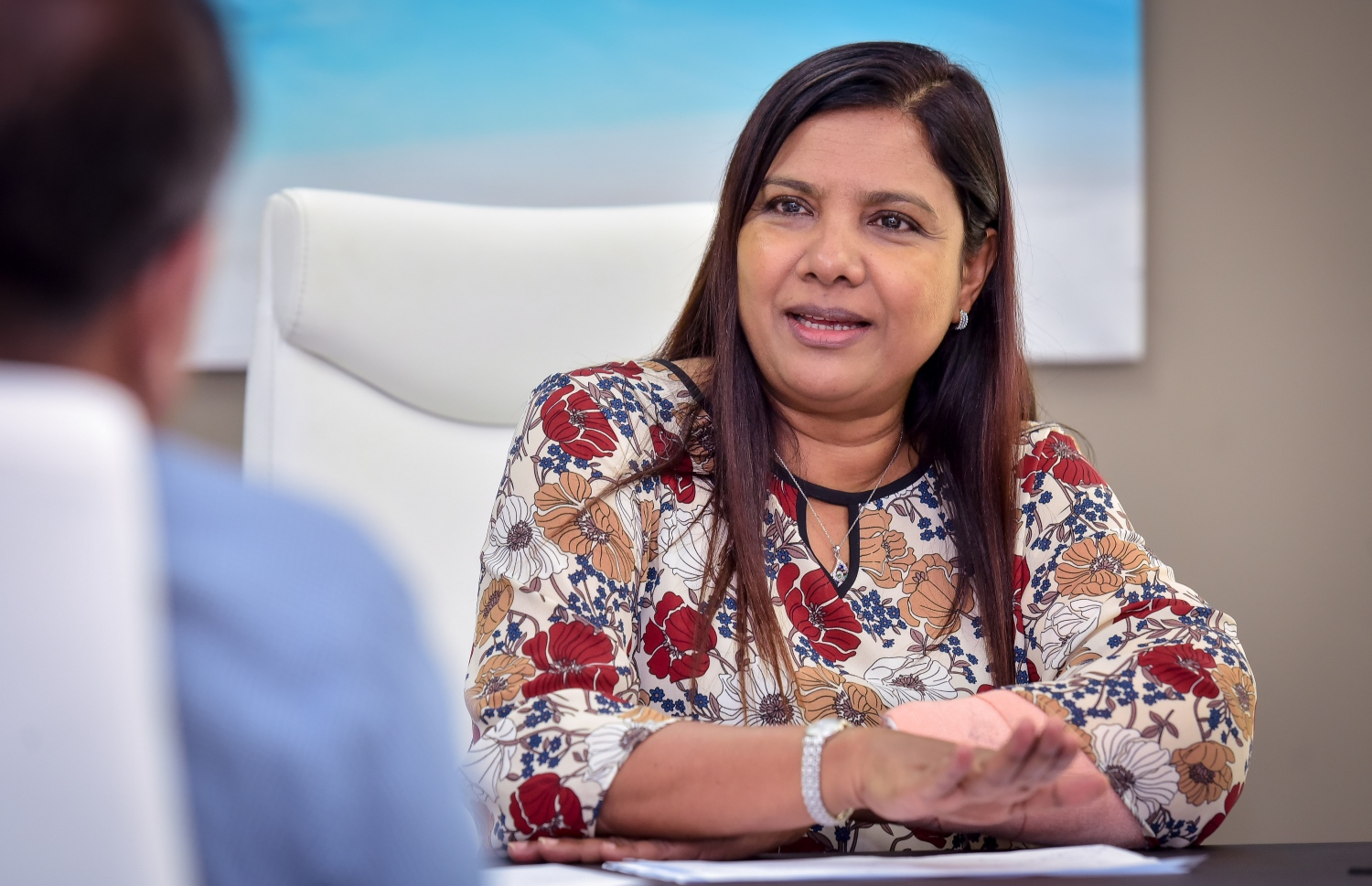 އެޑިއުކޭޝަން މިނިސްޓަރު އައިޝަތު ޝިހާމް މިދިޔަ ހުކުރުދުވަހު "މިހާރު" އަށް އިންޓަވިއު ދެއްވަނީ.---ފޮޓޯ: ނިޝާން އަލީ/މިހާރު