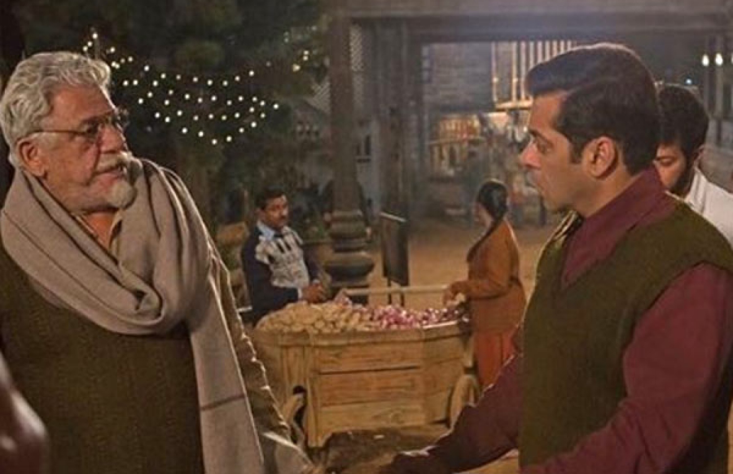 އޯމް ޕޫރީގެ ހަޔާތުގެ އެންމެ ފަހު ދުވަސްކޮޅު "ޓިއުބުލައިޓް"ގެ ސެޓުގައި ސަލްމާން ޚާނާއެކު