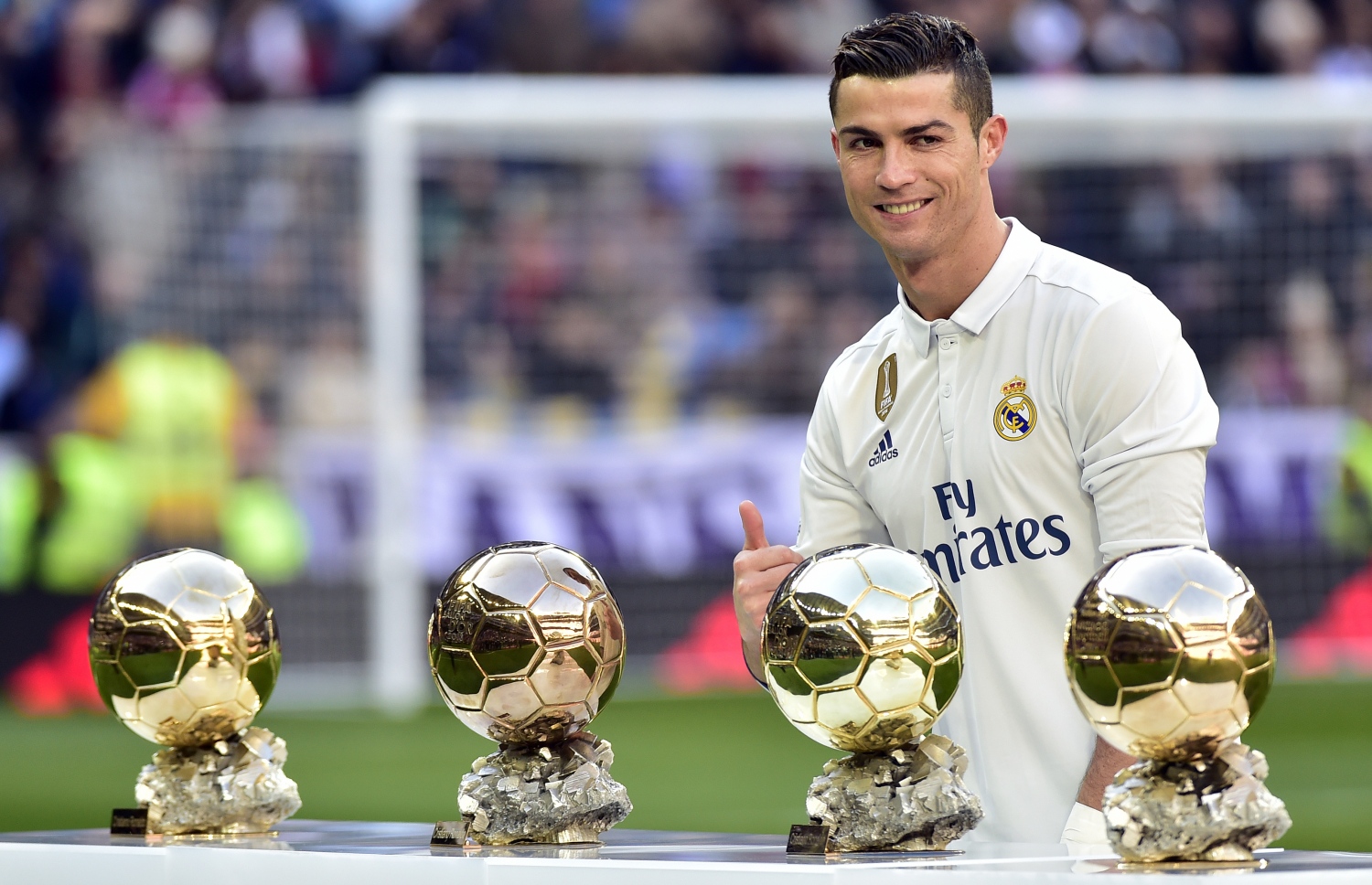 ކްރިސްޓިއާނޯ ރޮނާލްޑޯ އޭނާ ހޯދާފައިވާ ބެލޮންޑިއޯ އެވޯޑްތަކާ އެކު. --ފޮޓޯ: އޭއެފްޕީ