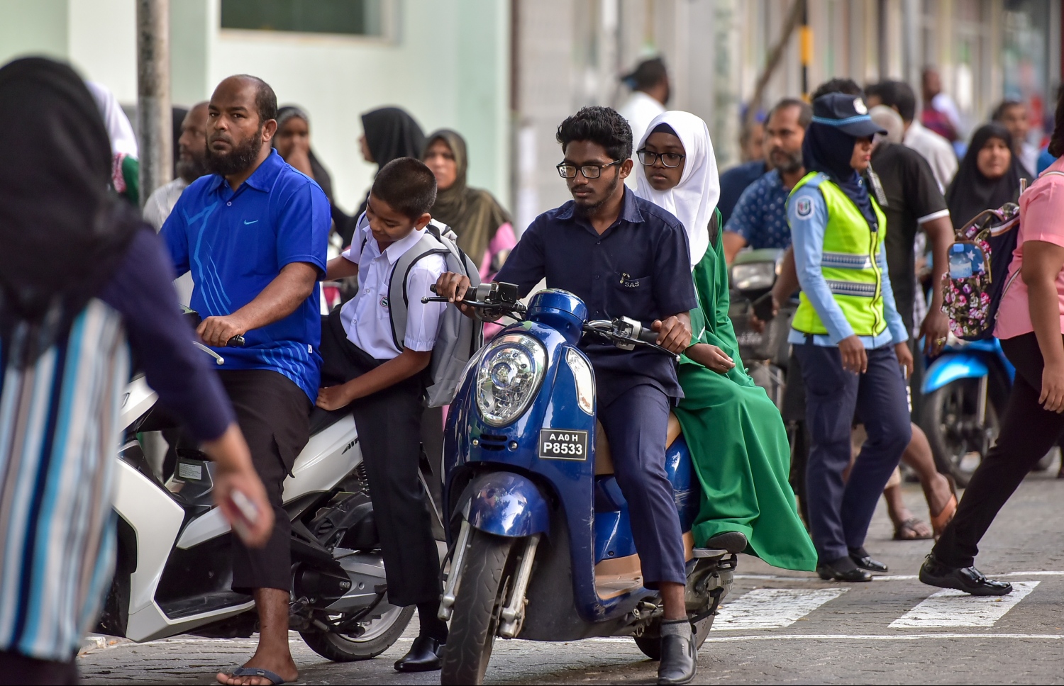 އަމީނިއްޔާ އާއި އަރަބިއްޔާ އަދި އިސްކަންދަރު ސްކޫލް ހިމެނޭ ސަރަހައްދުގައި ފުލުހަކު ޓްރެފިކް ބަލަހައްޓަނީ. --ފޮޓޯ: މިހާރު