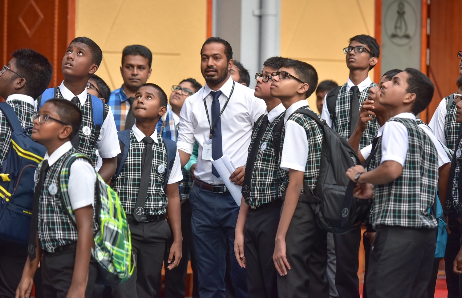 އަހުމަދިއްޔާ އިންޓަނޭޝަނަލް ސްކޫލުގެ ދަރިވަރުންތަކެއް ސްކޫލު ގޯތިތެރޭގައި މަޑުކޮށްލައިގެން.-- ފޮޓޯ: ނިޝާން އަލީ/ މިހާރު