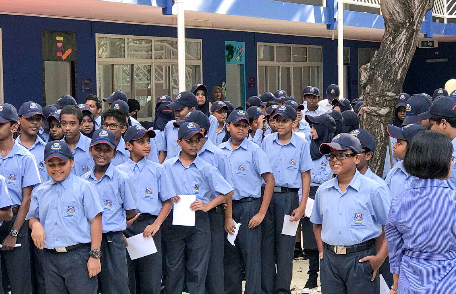 ދިރާސީ އާ އަހަރުގެ ފުރަތަމަ ދުވަހު ގޭޓުވޭ ސްކޫލުގެ ކުދިންތަކެއް ސްކޫލު ގޯތިތެރޭގައި ސަފަކަށް އެތުރިލައިގެން. --ފޮޓޯ: ގޭޓުވޭ ސްކޫލު