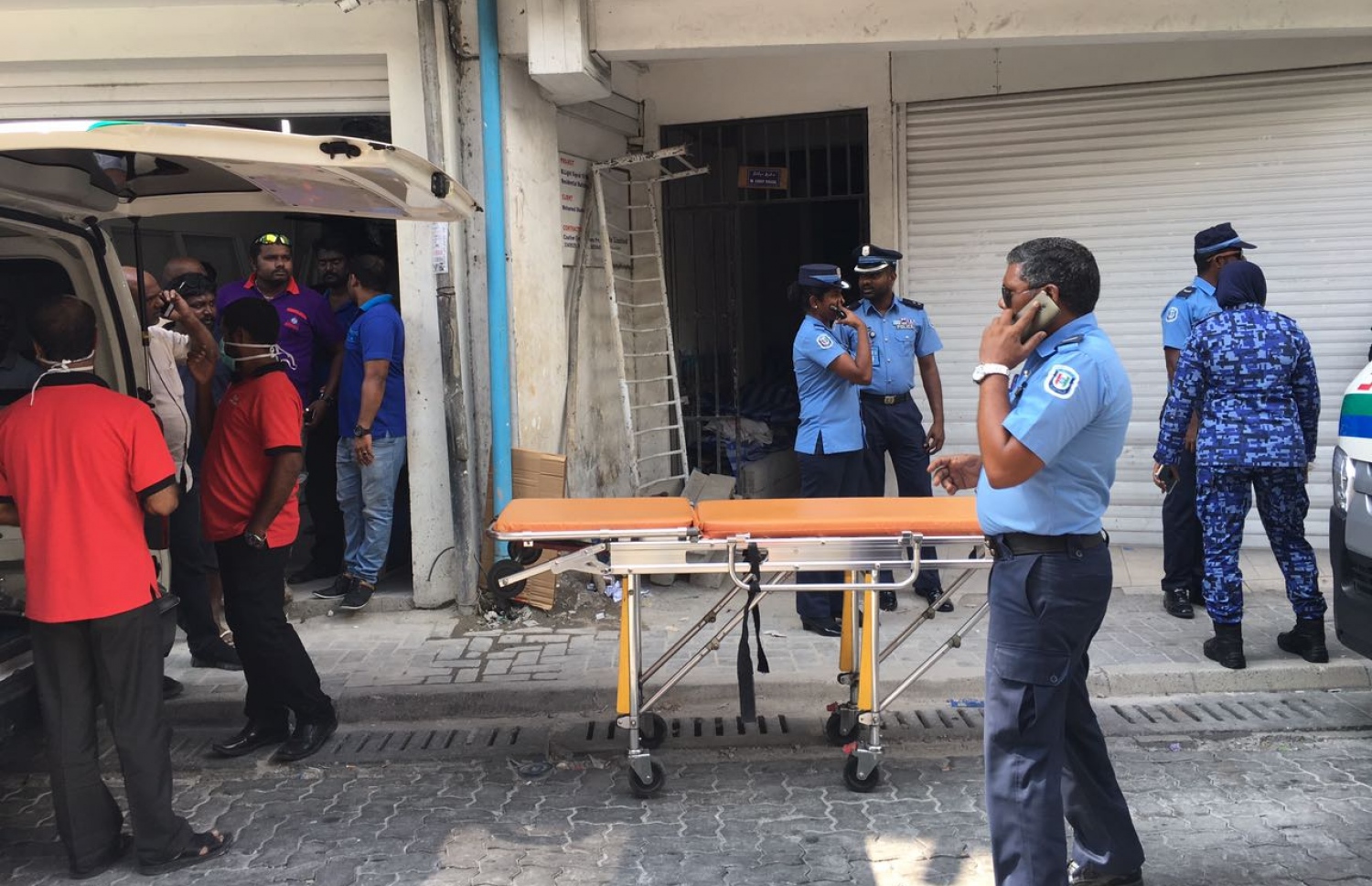 ދެމަފިރިން މަރުވެފައި އޮއްވާ ފެނުނު މ. ލައިޓް ސިގްނަލް ގޭގެ ކުރިމަތީގައި ފުލުހުން ހަރަކާތްތެރިވަނީ.-- ފޮޓޯ: ނިޝާން އަލީ/ މިހާރު