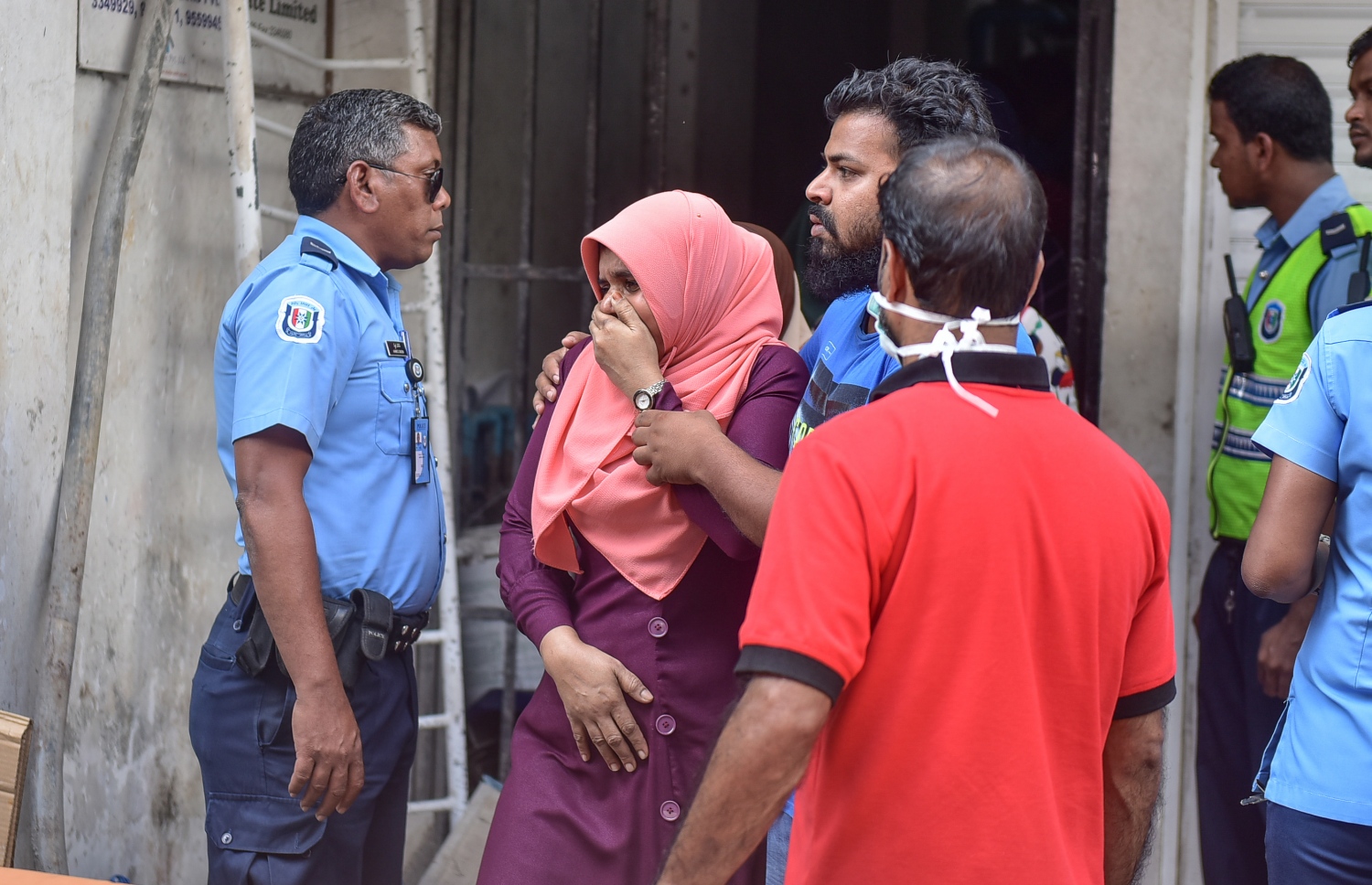 މަރުވެފައި ތިއްބާ ފެނުނު ދެމަފިރިންގެ އާއިލާގެ ބަޔަކު ލައިޓް ސިގްނަލް ގެއިން ނުކުންނަނީ.---ފޮޓޯ: ނިޝާން އަލީ/މިހާރު