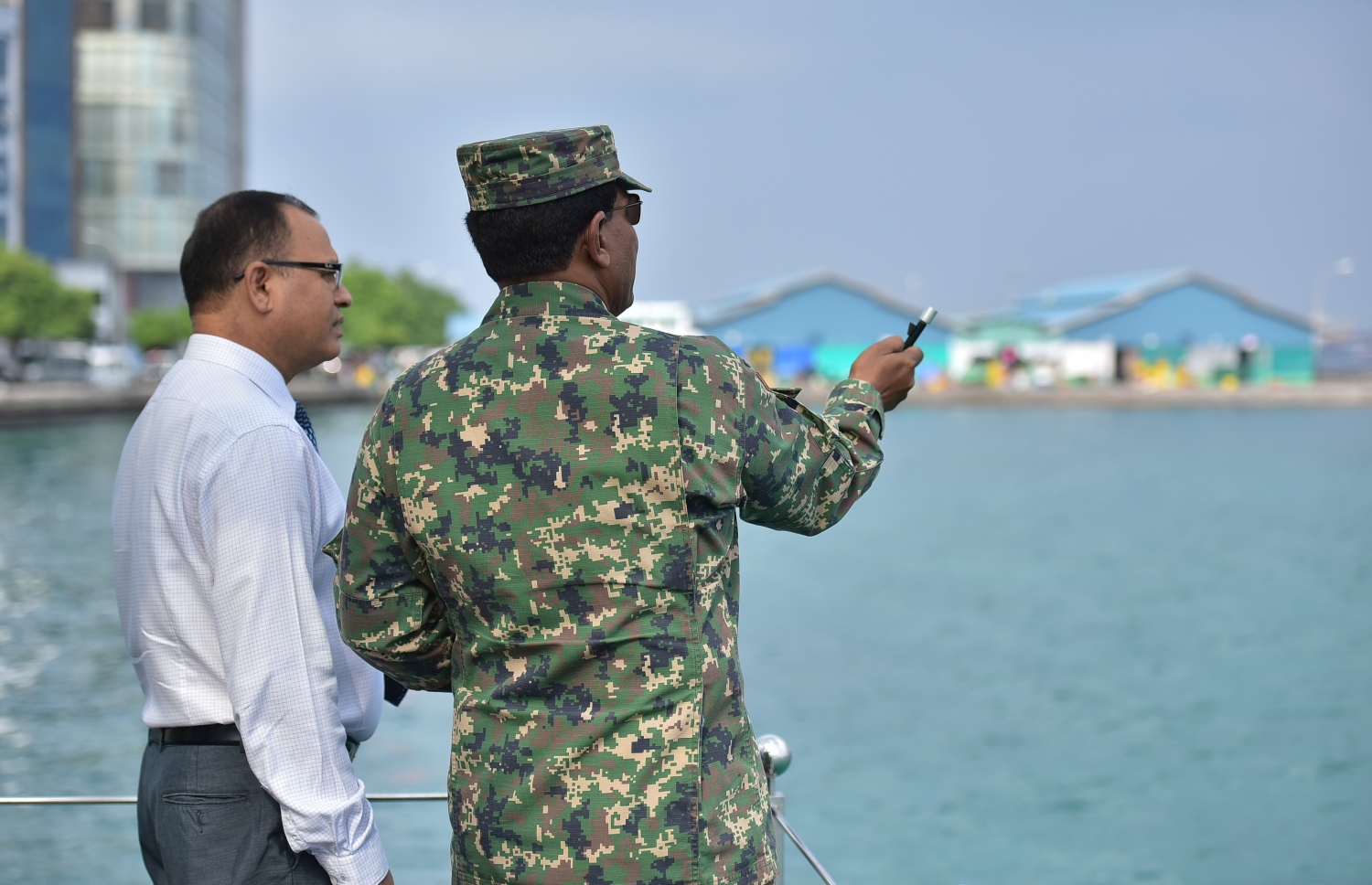 އެމްއެންޑީއެފުން ބާއްވާ ފަލި ޖެހުމާއި ރިޔަލު ދޯނި ދުއްވުމުގެ މުބާރާތް ފެށުމުގެ ރަސްމިއްޔާތުގައި ޑިފެންސް މިނިސްޓަރު އާދަމް ޝަރީފް (ވ) އަދި ޗީފް އޮފް ޑިފެންސް ފޯސް މޭޖަ ޖެނެރަލް ޝިޔާމް ބައިވެރިވެވަޑައިގަންނަވަނީ.-- ފޮޓޯ: ނިޝާން އަލީ/ މިހާރު