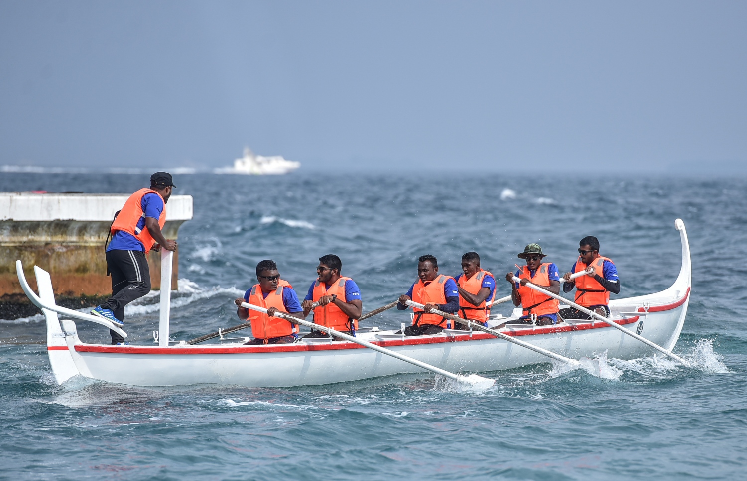 އެމްއެންޑީއެފުން ބޭއްވި ފަލި ޖެހުމާއި ރިޔަލު ދޯނި ދުއްވުމުގެ މުބާރާތުގައި ބައިވެރިވި ޓީމެއް ފަލި ޖަހާފައި މާލޭ ފަޅުން މިއަދު ހެނދުނު ނުކުންނަނީ.--- ފޮޓޯ: ނިޝާން އަލީ/ މިހާރު