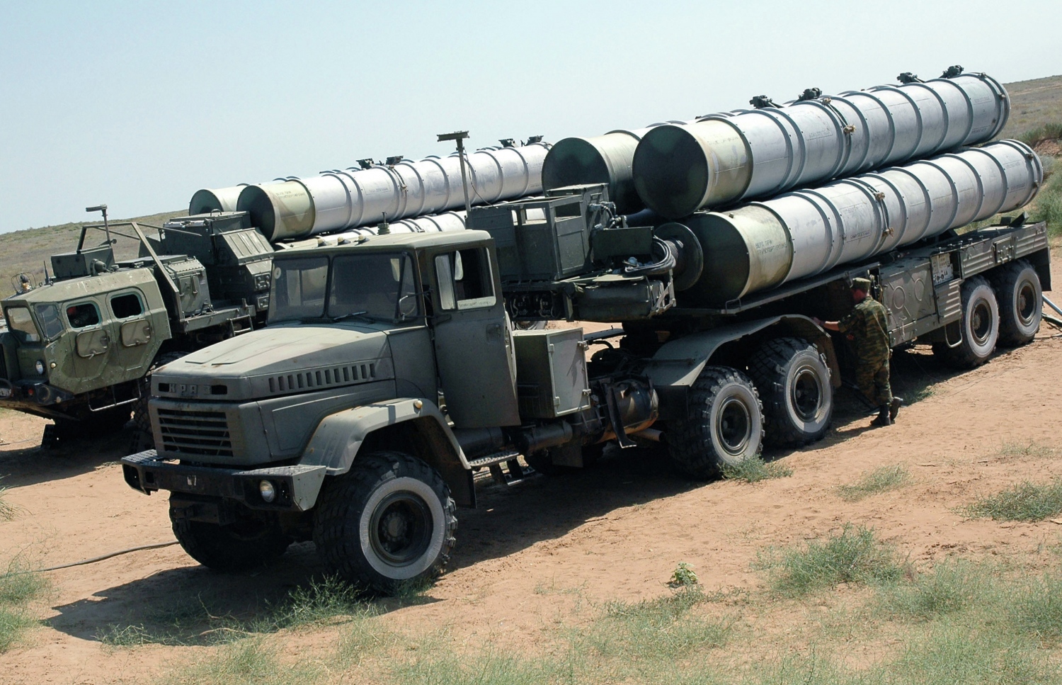 އީރާނުން އުފައްދާފައިވާ ބެލިސްޓިކް މިސައިލްތަކެއް އަސްކަރީ ދައްކާލުމެއްގައި ބައިވެރި ކުރަނީ. --ފޮޓޯ ރޮއިޓާސް