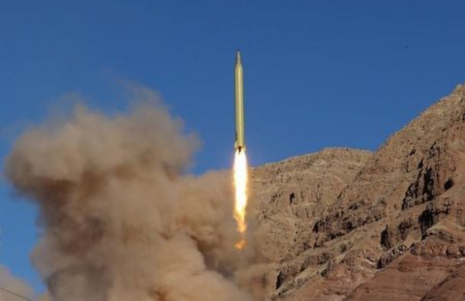 އީރާނުން ދާދި ފަހުން އަޖުމަބެލި މިސައިލް، އޭގެ އަމާޒަށް ފޮނުވާލަނީ. --ފޮޓޯ ރޮއިޓާސް