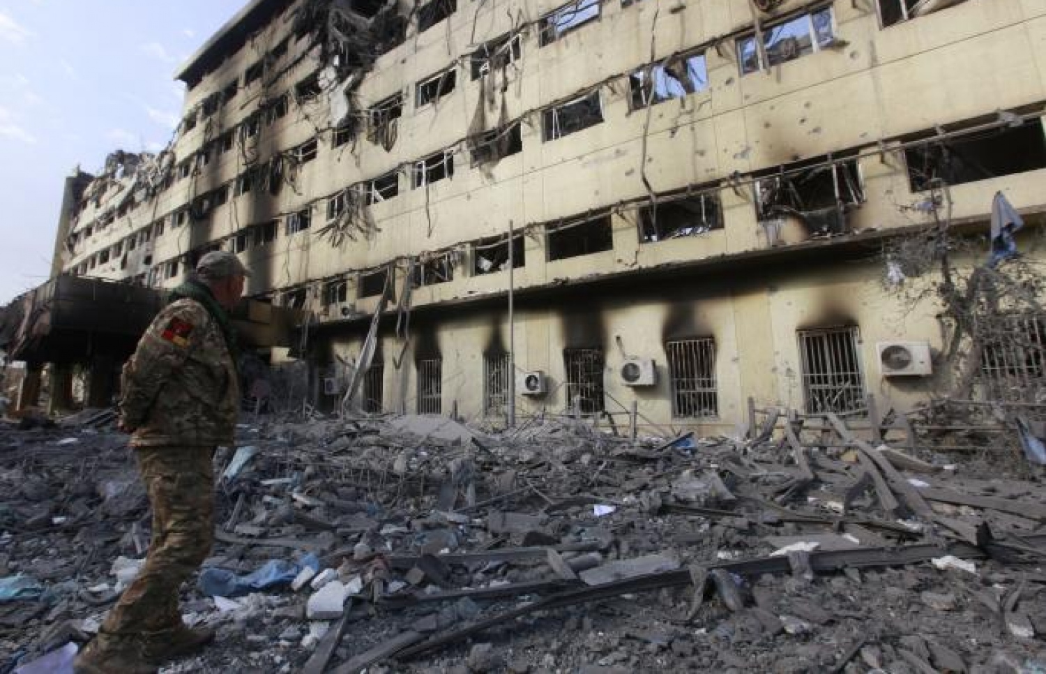 އައިއެސް ޖަމާއަތުގެ ހަނގުރާމަވެރިންގެ އަތްދަށުން މިނިވަންކުރި މޫސަލްގެ އަވަށެއްގައި ހުރި އިމާރާތެއްގެ ކައިރީގައި އިރާގު ސިފައިންގެ މީހަކު މަޑުކޮށްލައިގެން. ފޮޓޯ ރޮއިޓާސް