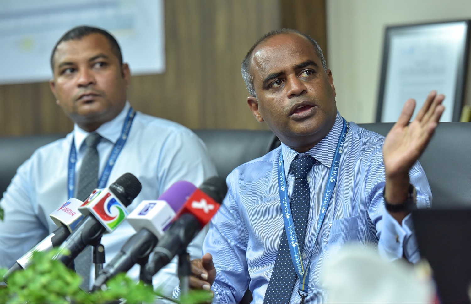 އެމްއޭސީއެލް އިން މިއަދު ބޭއްވި ނޫސްވެރިންގެ ބައްދަލުވުމުގައި އާދިލް (ކ) ވާހަކަ ދައްކަވަނީ.-- ފޮޓޯ: ނިޝާން އަލީ/ މިހާރު