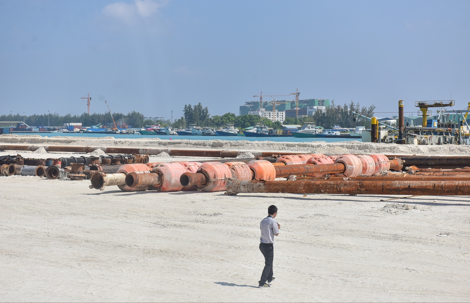 އާ ރަންވޭ އަޅަން ހިއްކާފައިވާ ސަރަހައްދު: ބިން ހިއްކުމުގެ މަސައްކަތް މިހާރު ވަނީ ވަރަށް ބޮޑަށް ނިމިފައި.-- ފޮޓޯ: ނިޝާން އަލީ/ މިހާރު