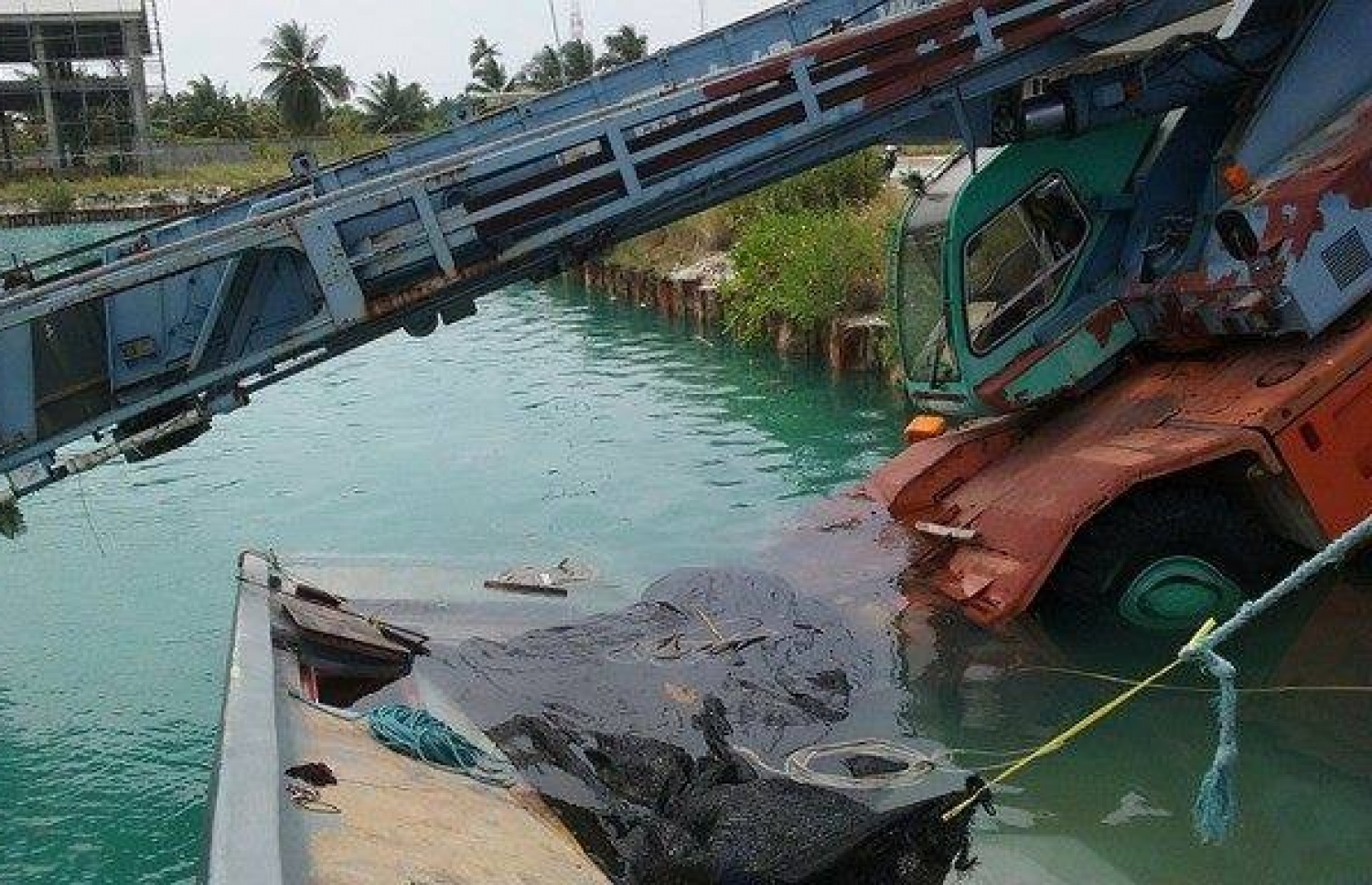 ދޯނީގެ މައްޗަށް ކެރޭން ވެއްޓުމުން ދޯނި ފެތިފައި: އެ ކެރޭން ވެސް މިހާރު ވަނީ އަޑި އަށް ގޮސްފައި-- ފޮޓޯ: ފޭސްބުކް