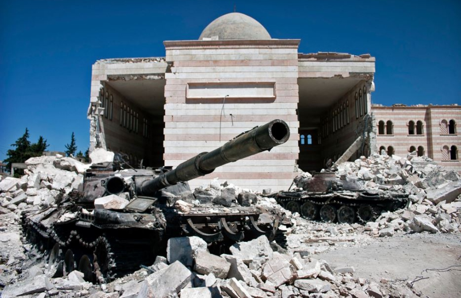 ސީރިޔާ ހަނގުރާމައިގައި ހަލާކު ކޮށްލާފައިވާ ޓޭންކެއް: ސީިރިޔާ ހަނގުރާމައިގައި ބައިވެރިވުމަށް އެކި ގައުމުތަކުން ދިޔަ މީހުން ސީިރިޔާ އަށް އެތެރެވުމުގައި މައި ދޮރޯއްޓަކަށް ބެލީ ތުރުކީ ވިލާތް.