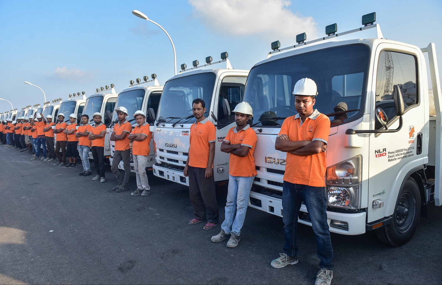 އެމްއާރުޑީސީ އަށް އަލަށް ގެނައި ވެހިކަލްތައް ކައިރީގައި އެ ކުންފުނީގެ ބައެއް މުވައްޒަފުން މިއަދު މަޑުކޮށްލައިގެން.---ފޮޓޯ: ނިޝާން އަލީ/މިހާރު