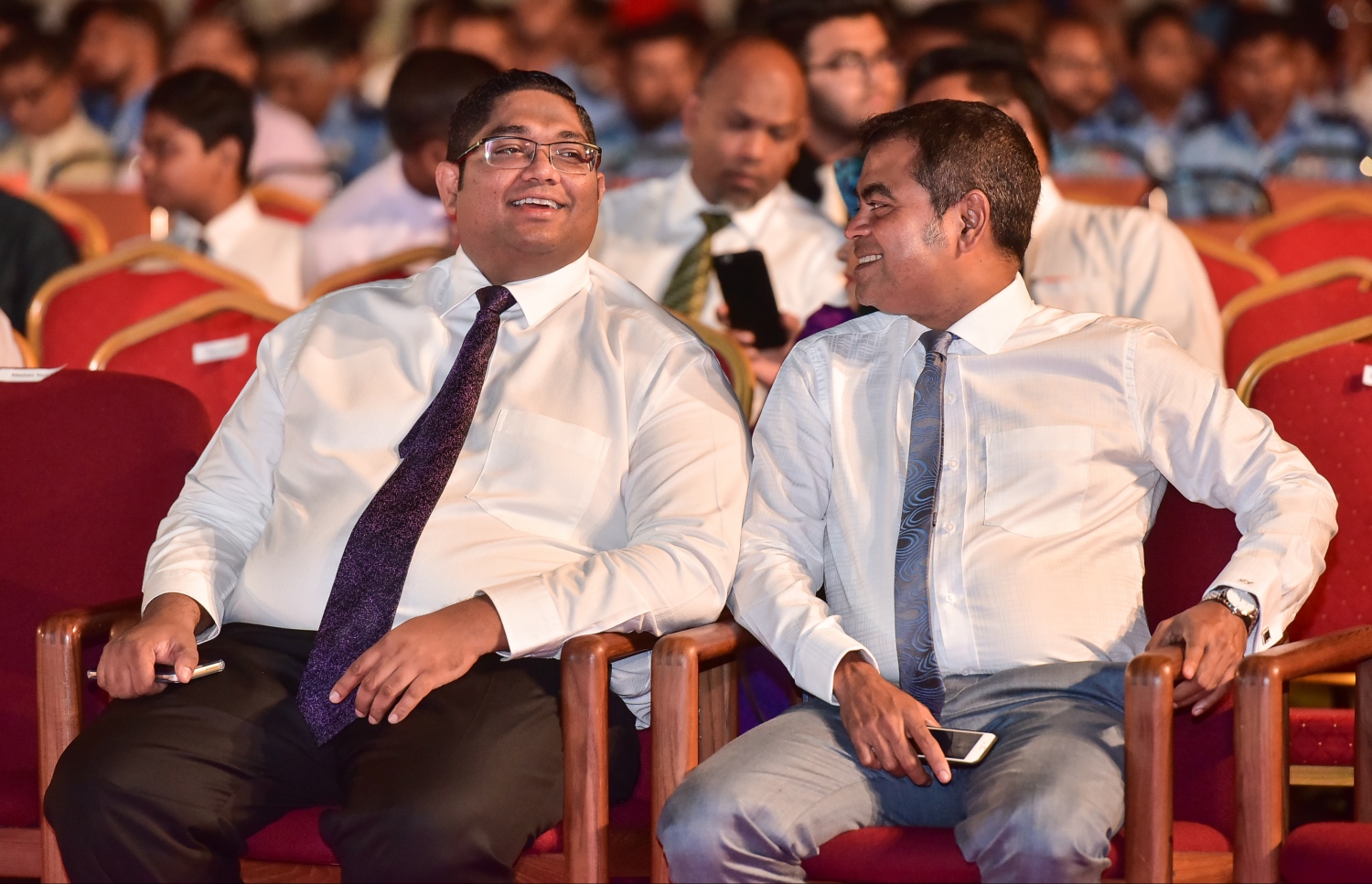 މާލެ: ޖެނުއަރީ 10، 2017- ރާއްޖެ އިސްލާމްވި ދުވަހުގެ މުނާސަބަތުގައި ބޭއްވި ޖަލްސާގައި، ތިމާވެއްޓާ ބެހޭ މިނިސްޓަރު ތޯރިގް އިބްރާހިމް (ކ) އާއި ބަންޑާރަ ނައިބު މުހައްމަދު އަނިލް ބައިވެރިވެވަޑައިގަންނަވަނީ.--- ނިޝާން އަލީ/މިހާރު