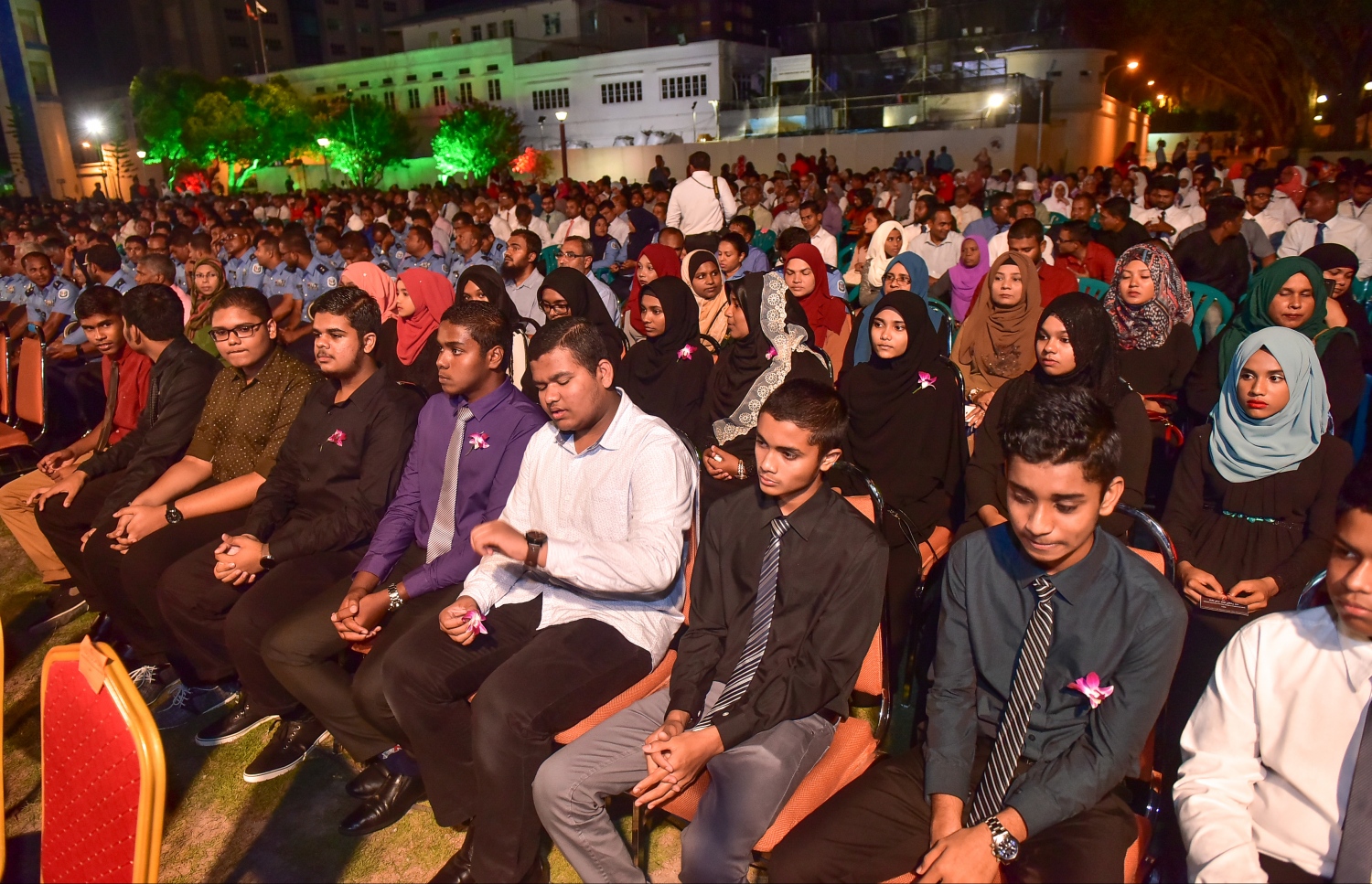 މާލެ: ޖެނުއަރީ 10، 2017: ރާއްޖެ އިސްލާމްވި ދުވަހުގެ މުނާސަބަތުގައި ބޭއްވި ޖަލްސާގައި، މިދިޔަ އަހަރުގެ ގައުމީ ގުރުއާން މުބާރާތުގެ ބައެއް ބައިވެރިންނާއި އެހެން ބައެއް މީހުން ބައިވެރިވަނީ.---ފޮޓޯ: ނިޝާން އަލީ/މިހާރު