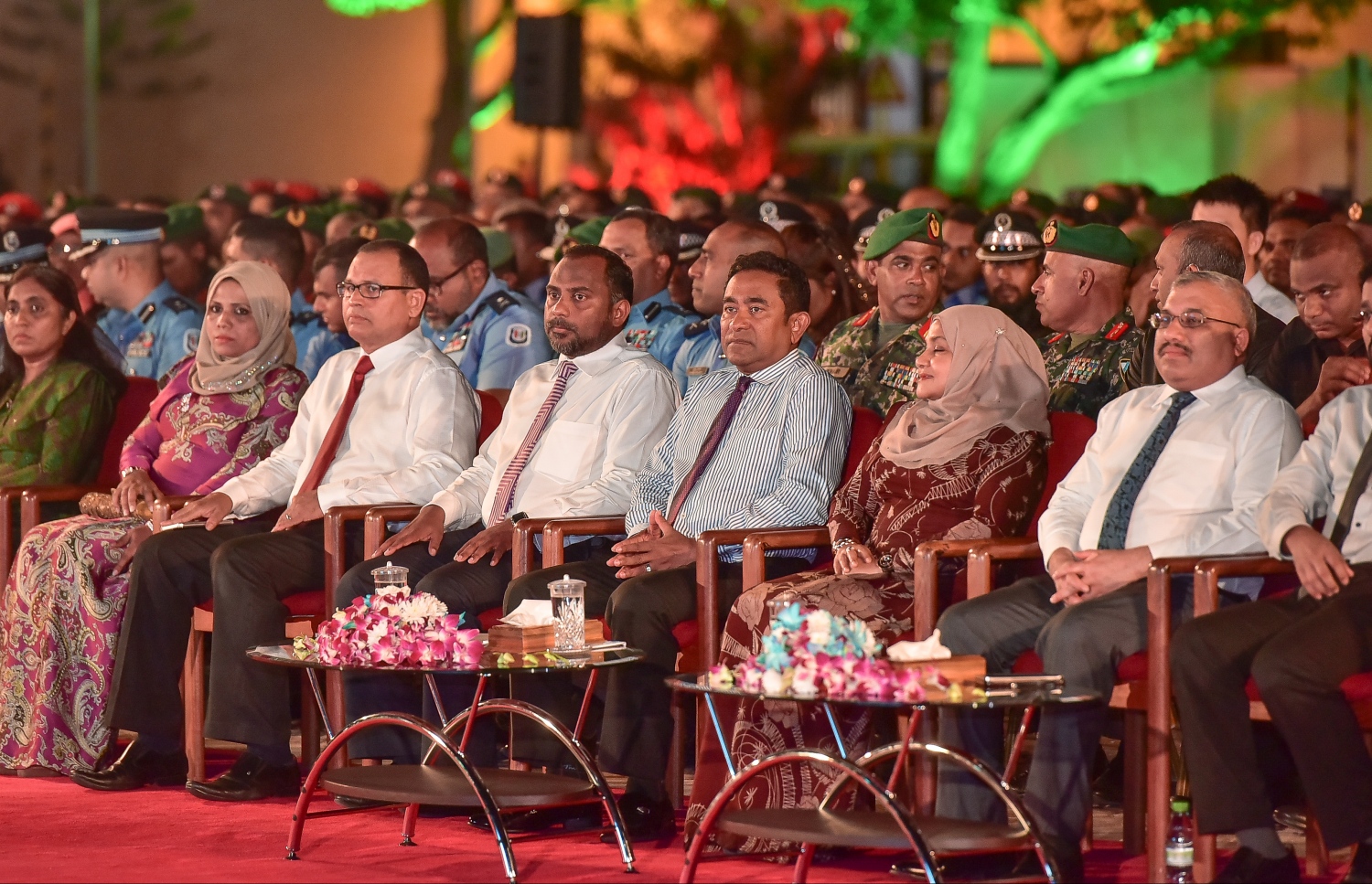 މާލެ: ޖެނުއަރީ 10، 2017- ރާއްޖެ އިސްލާމްވި ދުވަހުގެ މުނާސަބަތުގައި ބޭއްވި ޖަލްސާގައި ރައީސް އަބްދުﷲ ޔާމީނާއި އަނބިކަނބަލުން ފާތުމަތު އިބްރާހީމްގެ އިތުރުން ސަރުކާރުގެ ބައެއް ވަޒީރުންނާއި ބައެއް އިސްބޭފުޅުން ބައިވެރިވެވަޑައިގަންނަވަނީ.--- ފޮޓޯ: ނިޝާން އަލީ/މިހާރު