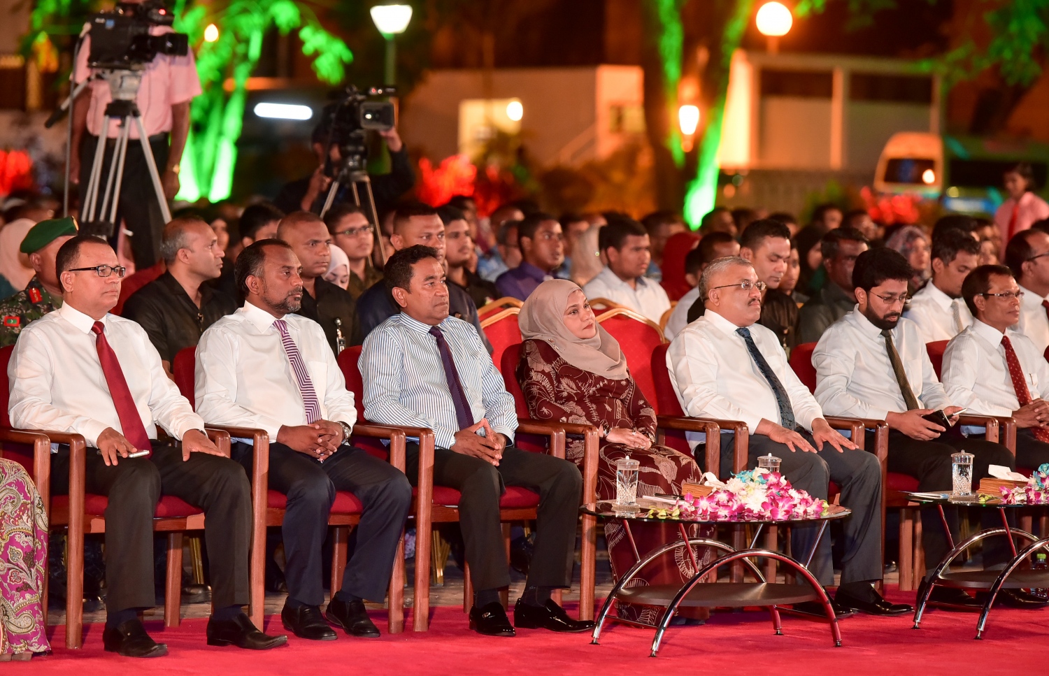 މާލެ: ޖެނުއަރީ 10، 2017- ރާއްޖެ އިސްލާމްވި ދުވަހުގެ މުނާސަބަތުގައި ބޭއްވި ޖަލްސާގައި، ރައީސް ޔާމީންގެ ދެކަނބަލުންނާއި ނައިބު ރައީސް އަބްދުﷲ ޖިހާދުގެ އިތުރުން، ސަރުކާރުގެ އެކި މުއައްސަސާތަކުގެ ބައެއް އިސްވެރިން ބައިވެރިވެވަޑައިގަންނަވަނީ.--- ފޮޓޯ: ނިޝާން އަލީ/މިހާރު