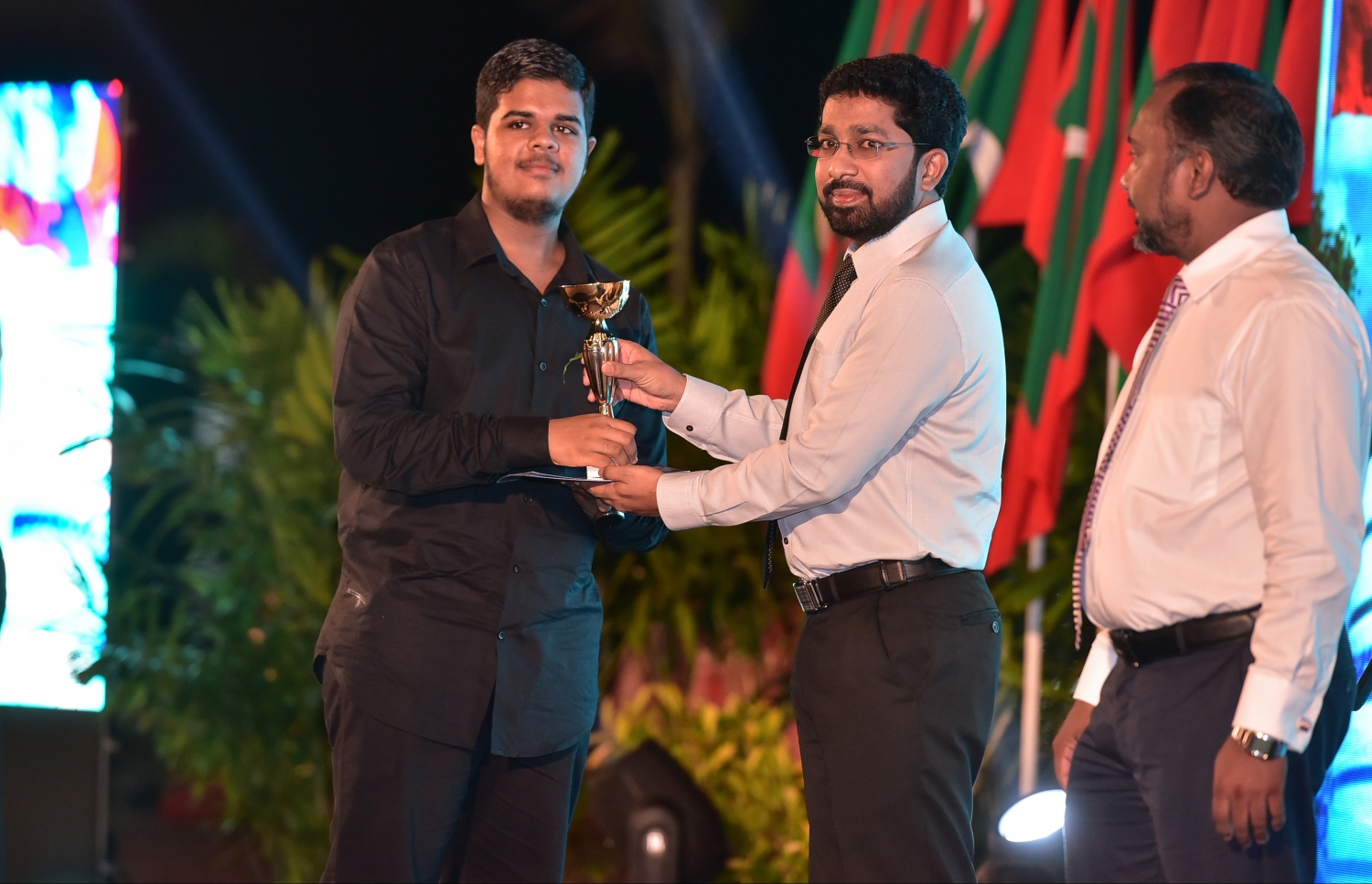 މާލެ: ޖެނުއަރީ 10، 2017- ރާއްޖެ އިސްލާމްވި ދުވަހުގެ މުނާސަބަތުގައި ބޭއްވި ޖަލްސާގައި، މިދިޔަ އަހަރުގެ ގައުމީ ގުރުއާން މުބާރާތުން ވަނައެއް ހާސިލްކުރި ދަރިވަރަކާ، ހޯމް މިނިސްޓަރު އަޒްލީން އަހުމަދު އިނާމު ހަވާލުކޮށްދެއްވަނީ.---ފޮޓޯ: ނިޝާން އަލީ/މިހާރު