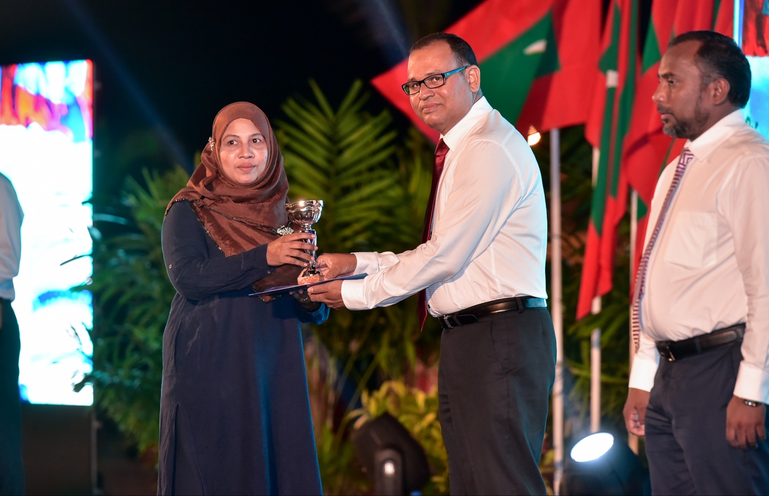 މިދިޔަ އަހަރުގެ ގައުމީ ގުރުއާން މުބާރާތުން ވަނައެއް ހާސިލްކުރި ދަރިވަރަކާ، ޑިފެންސް މިނިސްޓަރު އާދަމް ޝަރީފް މިރޭ އިނާމު ހަވާލުކޮށްދެއްވަނީ.---ފޮޓޯ: ނިޝާން އަލީ/މިހާރު