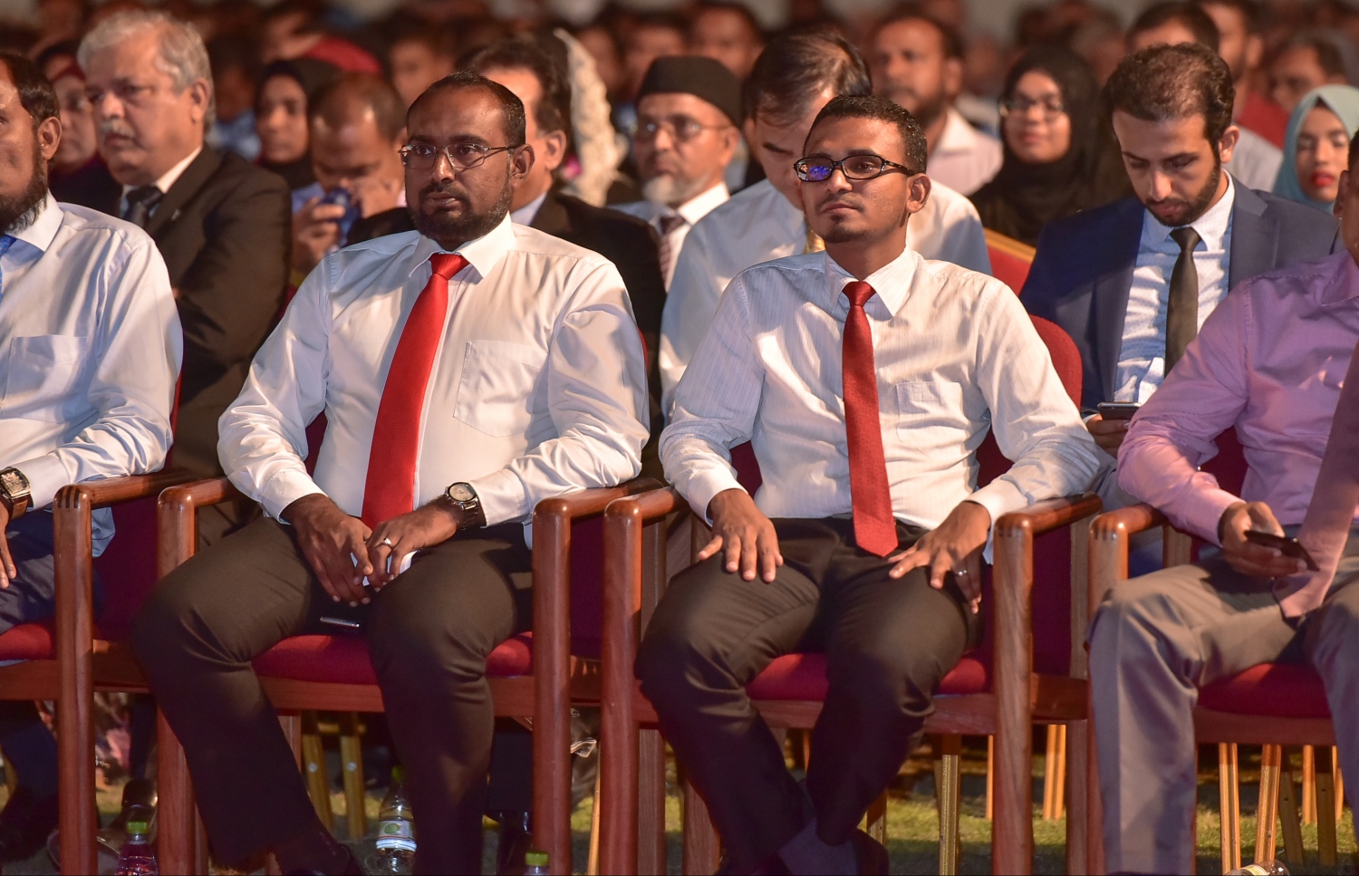 މާލެ: ޖެނުއަރީ 10، 2017- ރާއްޖެ އިސްލާމްވި ދުވަހުގެ މުނާސަބަތުގައި ބޭއްވި ޖަލްސާގައި ފިނޭންސް މިނިސްޓަރު އަހުމަދު މުނައްވަރު (ކ) އަދި ރައީސް އޮފީހުގެ ސްޓޭޓް މިނިސްޓަރު މުހައްމަދު މުޖުތާޒް ބައިވެރިވެވަޑައިގަންނަވަނީ.---ފޮޓޯ: ނިޝާން އަލީ/މިހާރު