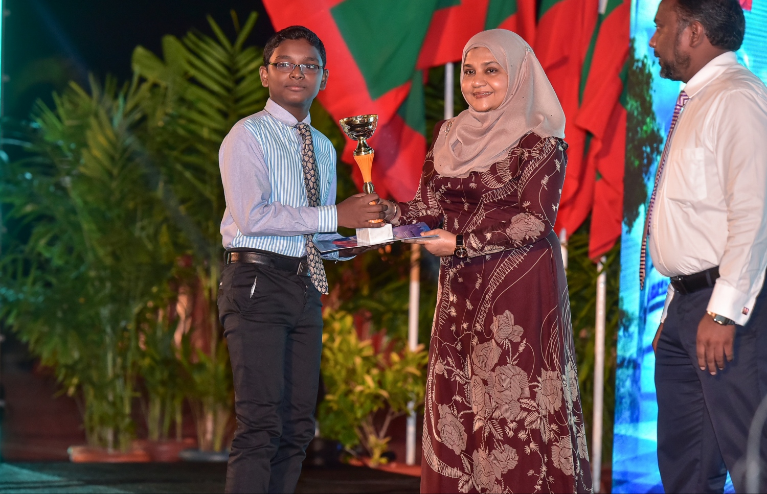 މާލެ: ޖެނުއަރީ 10، 2017- ރާއްޖެ އިސްލާމްވި ދުވަހުގެ މުނާސަބަތުގައި ބޭއްވި ޖަލްސާގައި، މިދިޔަ އަހަރުގެ ގައުމީ ގުރުއާން މުބާރާތުން ވަނައެއް ހާސިލްކުރި ދަރިވަރަކާ، ފަސްޓް ލޭޑީ ފާތުމަތު އިބްރާހިމް އިނާމު ހަވާލުކޮށްދެއްވަނީ.---ފޮޓޯ: ނިޝާން އަލީ/މިހާރު