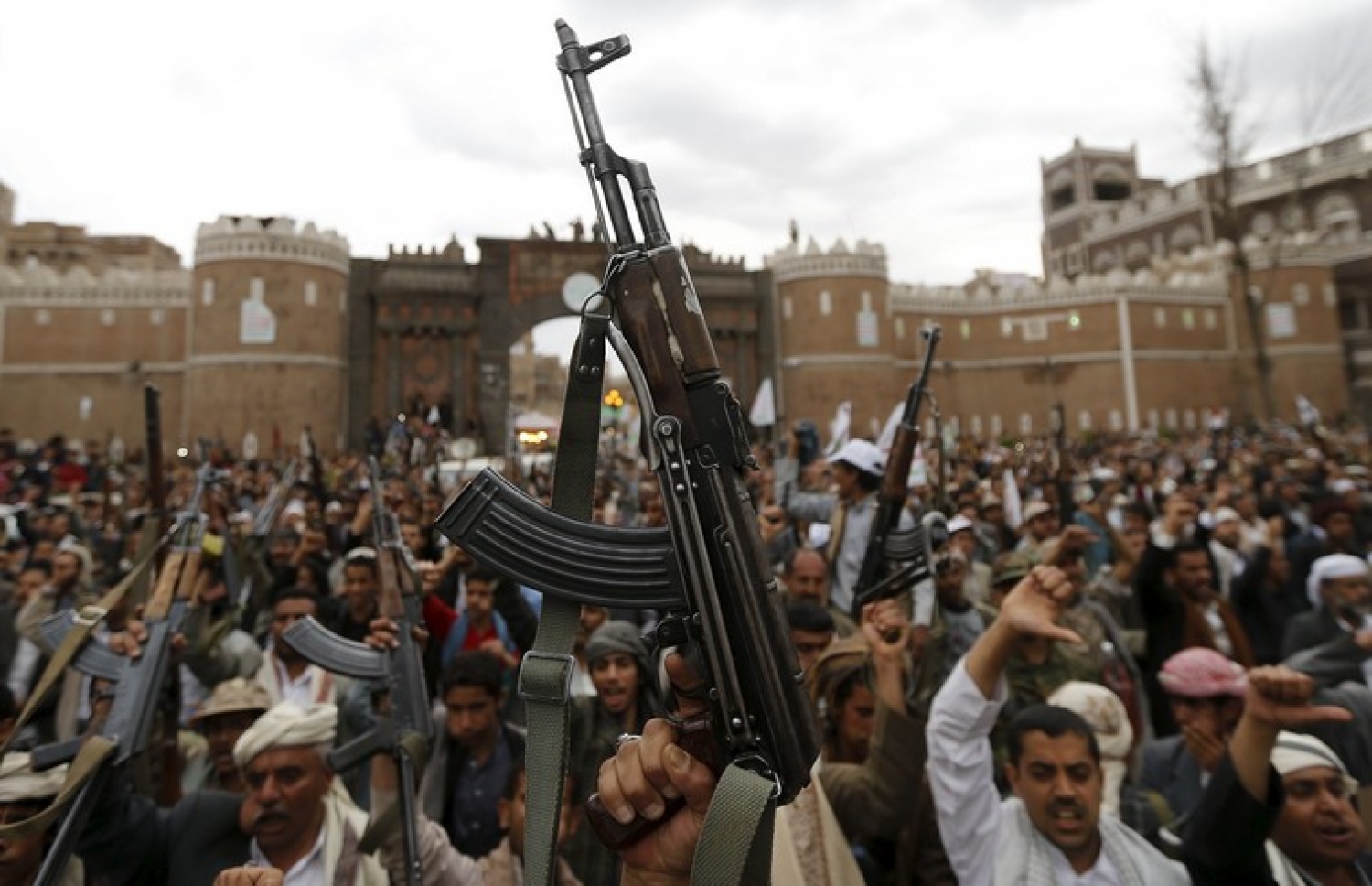 ޔަމަން ސަރުކާރާ ދެކޮޅަށް ހަނގުރާމަ ކުރާ ހޫތީންގެ ބަޔަކު ހަތިޔާރާ އެކު ސަންއާގައި. ރޮއިޓާސް