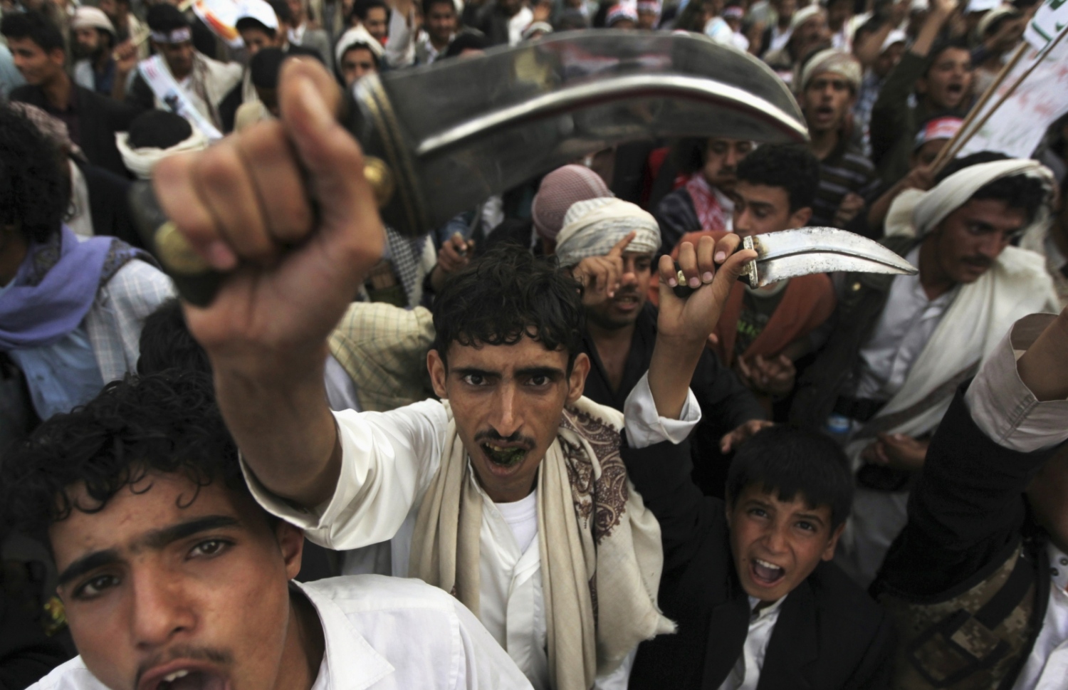 ޔަމަންގެ ހޫތީ ހަނގުރާމަވެރިންތަކެއް ހަތިޔާރާ އެކު.