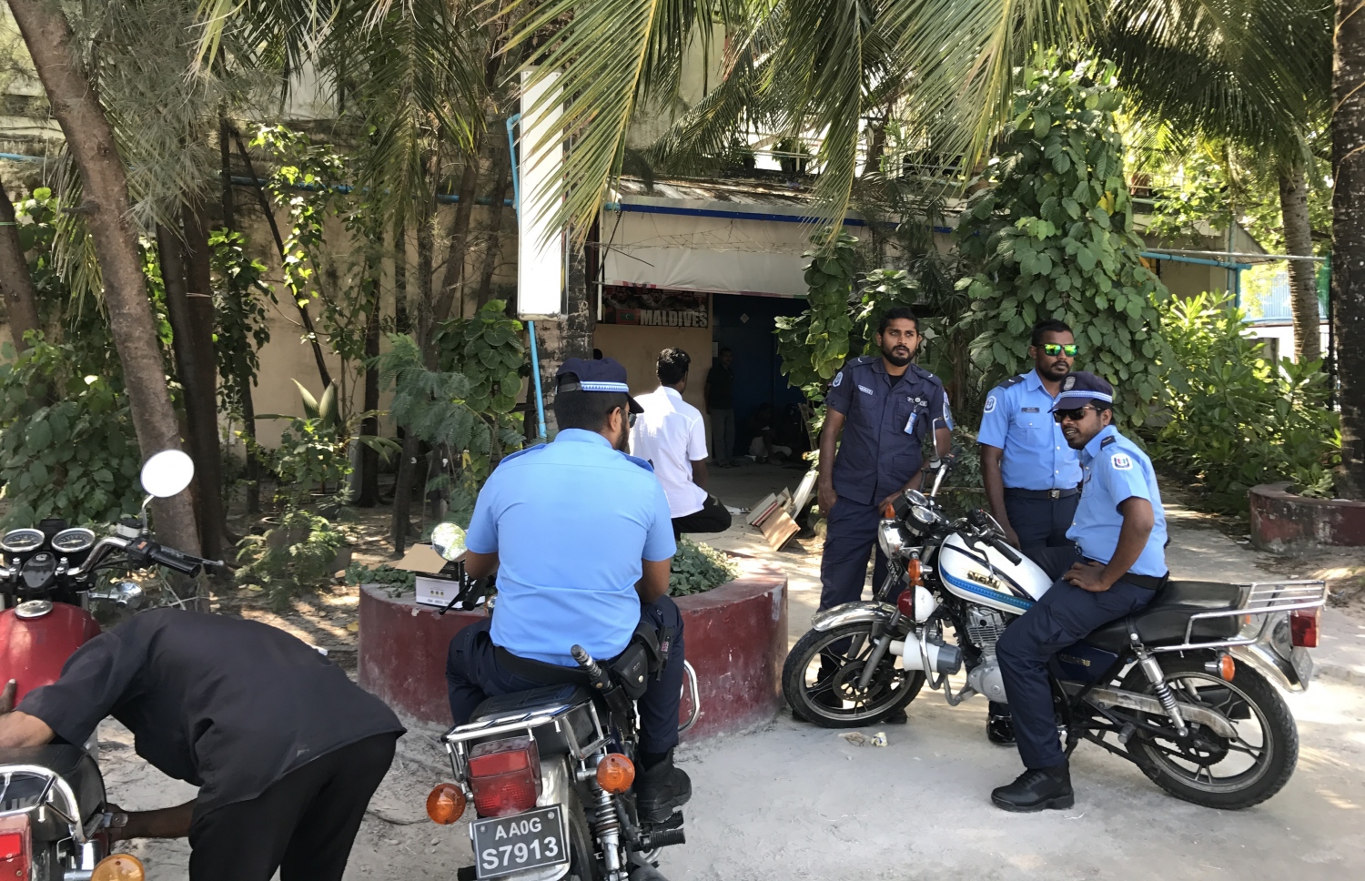 ކާނިވަލް ހުންނަ ސްލޭމް ފުޑް ކޯޓު ކުރިން ހުރި ތަން ހުސްކުރަމުންދާއިރު ފުލުހުން އެތަނުގެ ބޭރުގައި ފުލުހުންގެ ބަޔަކު މިއަދު މަޑުކޮށްލައިގެން.